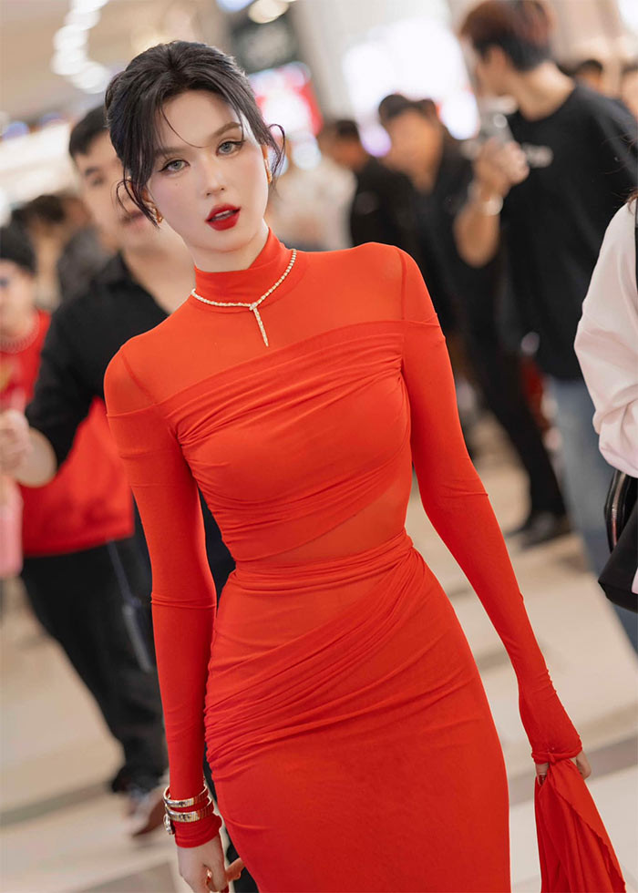 Ngọc Trinh mặc một chiếc váy màu cam kín đáo đi dự sự kiện nhưng vẫn rất quyến rũ bởi chiếc váy ôm sát khoe ba vòng đẹp từng cm của cô.