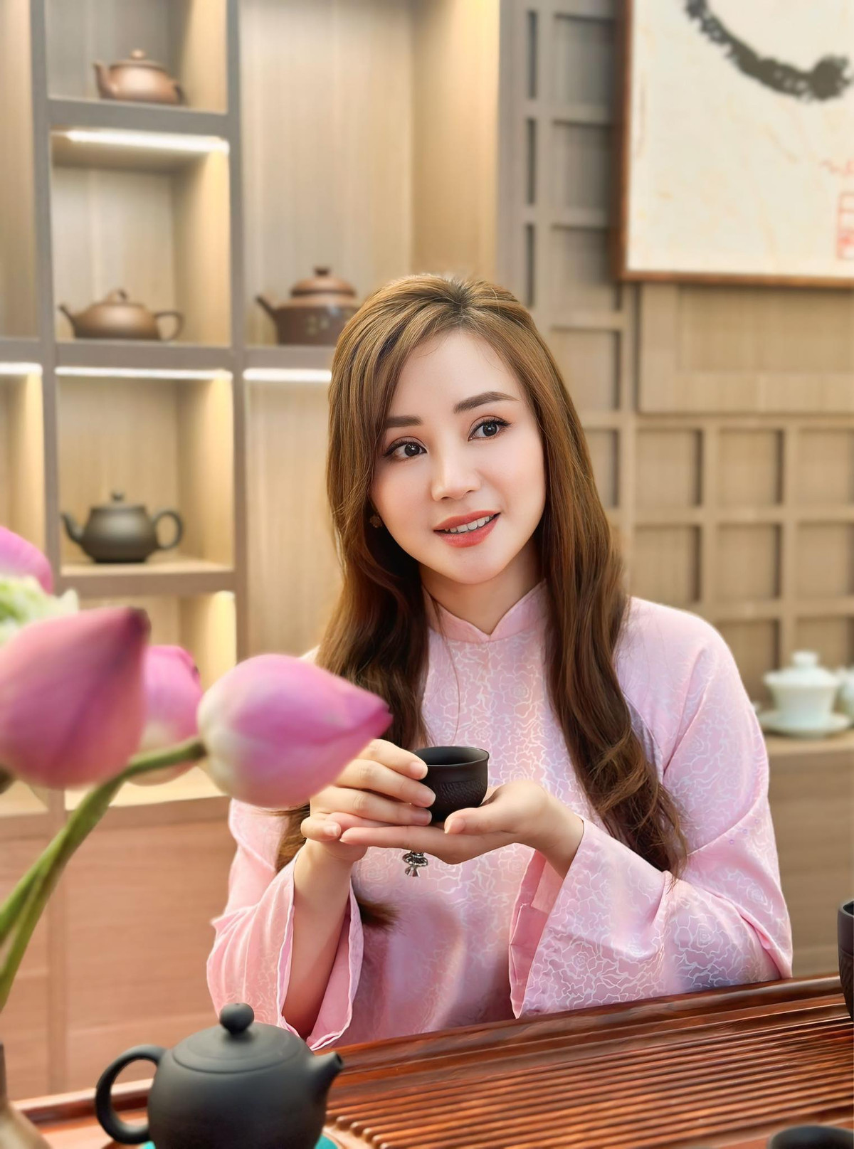 Ca sĩ Vy Oanh thưởng trà. Ảnh: FB Nguyễn Vy Oanh