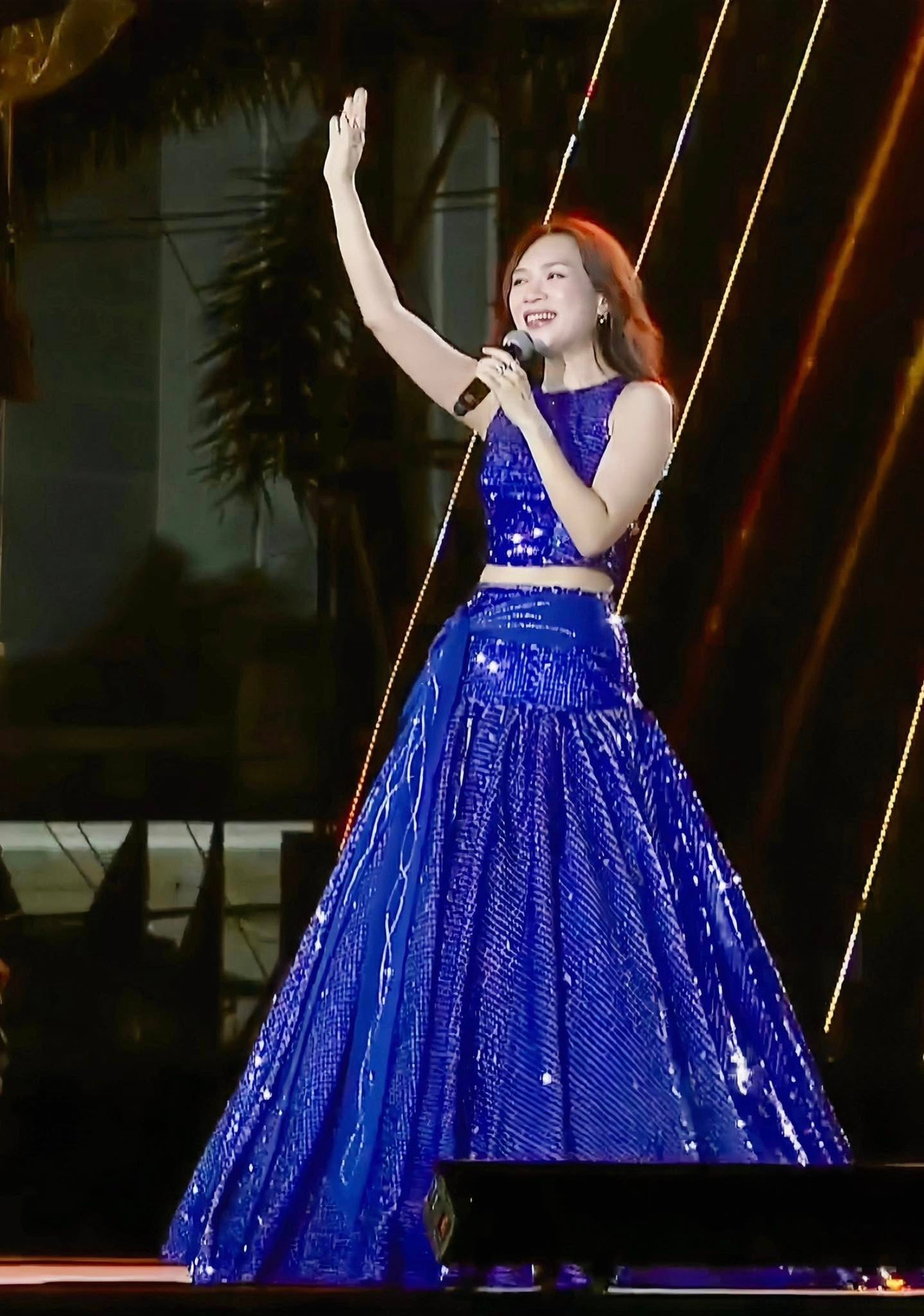 Mỹ Tâm nổi bật với đầm xanh dương lấp lánh, khoe nhan sắc trẻ trung ở tuổi 44. Ảnh: FB My Tam