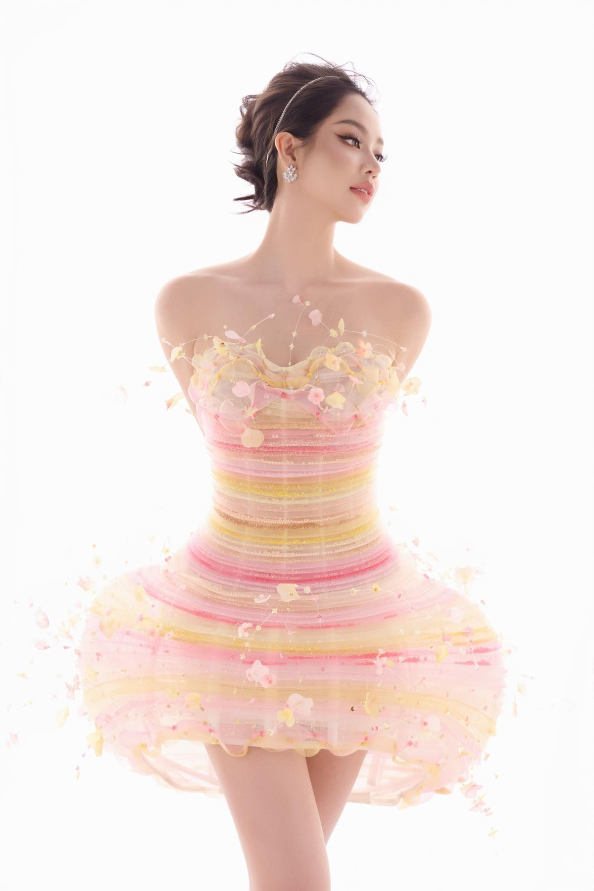  Tin tức sao Việt 2/4: Hoa hậu Quốc tế Huỳnh Thị Thanh Thủy với "body siêu thực" trong bộ ảnh mới nhất. Ảnh: FB Huỳnh Thị Thanh Thuỷ