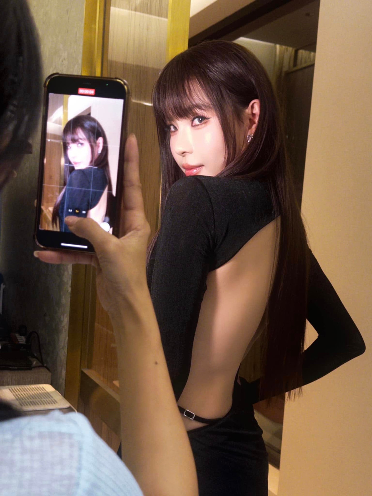 Thuý Diễm diện outfit bodycon màu đen ôm sát với phần khoét lưng táo bạo giúp nữ diễn viên tôn lên hình thể nuột nà, thon gọn. Ảnh: FB Nguyễn Ngọc Thuý Diễm