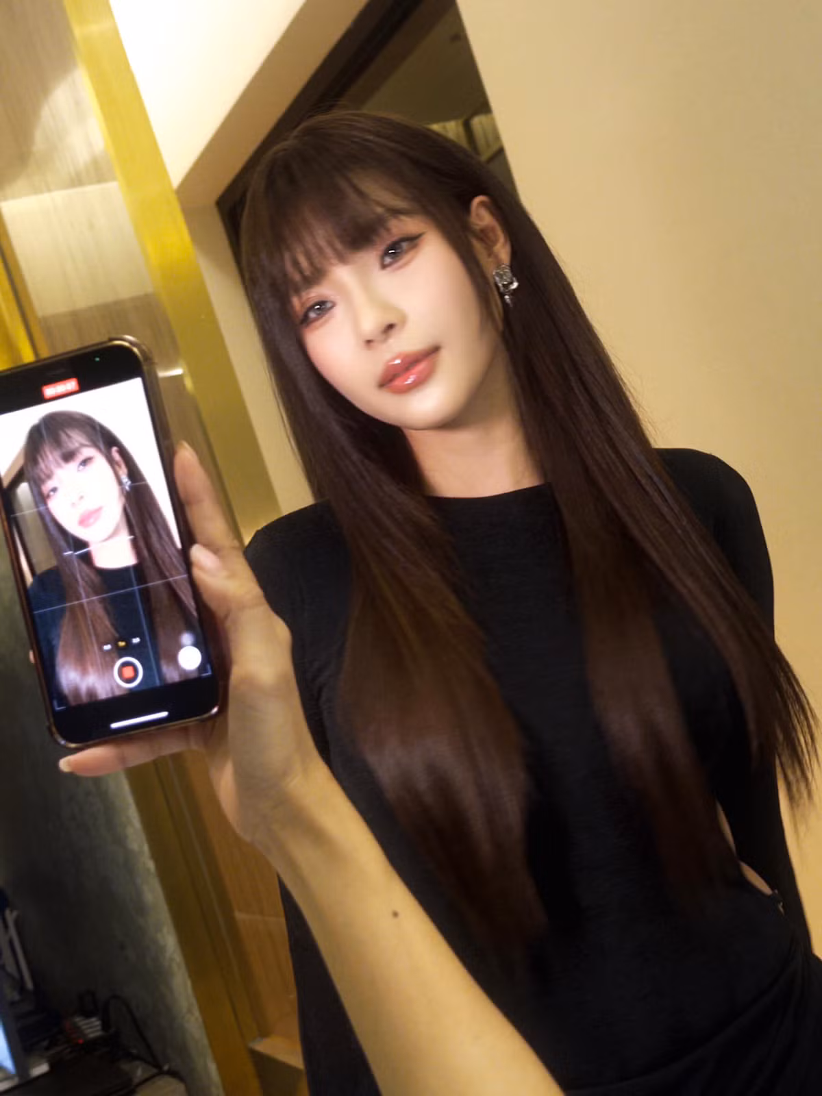 Khác hẳn mái tóc dài quen thuộc, diễn viên Thuý Diễm tạo hình mới vô cùng trẻ trung, sang chảnh khi cắt tóc mái bằng. Ảnh: FB Nguyễn Ngọc Thuý Diễm