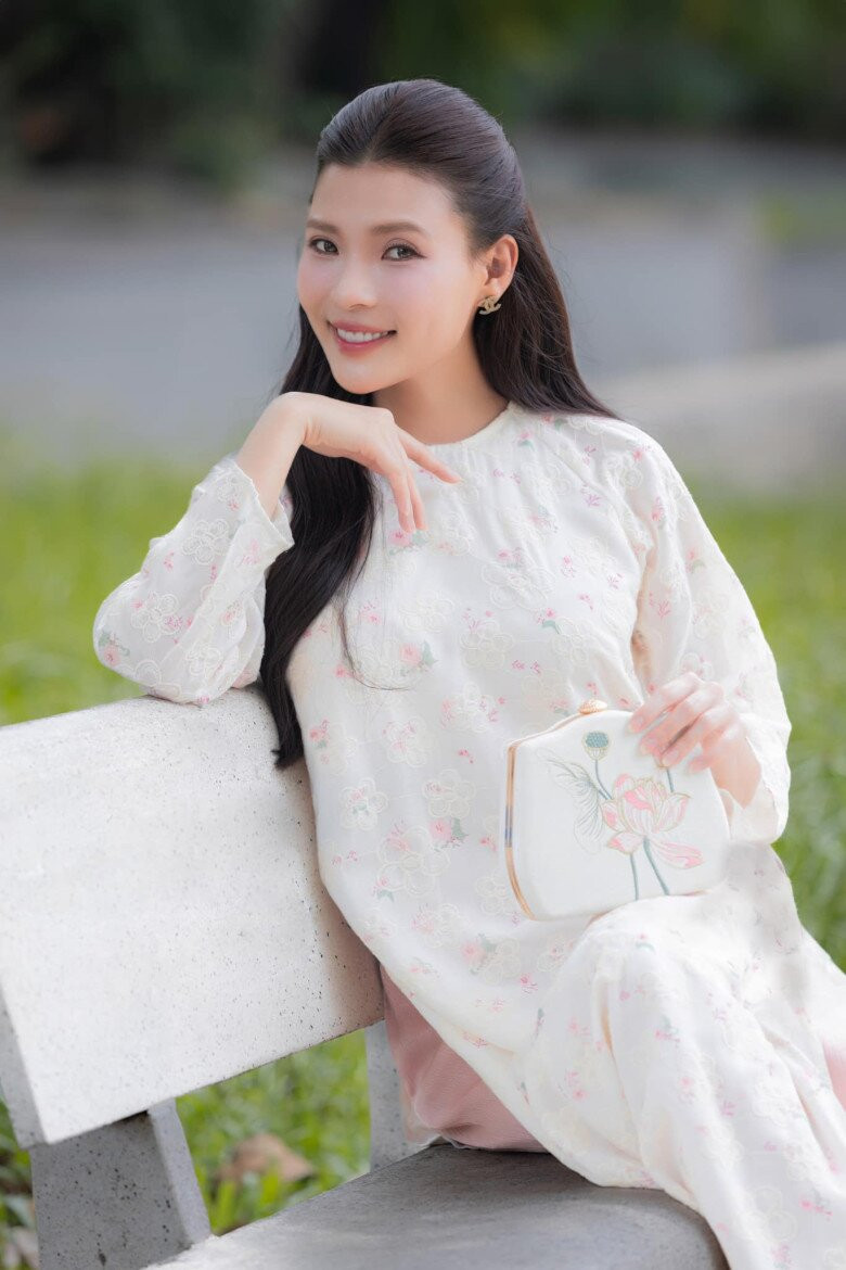 Vài năm qua, bà xã Lương Thế Thành vẫn yêu thích nhất là mái tóc dài xoăn sóng Hàn Quốc giúp cô tôn lên được vẻ ngoài nữ tính, ngọt ngào. Ảnh: FB Nguyễn Ngọc Thuý Diễm