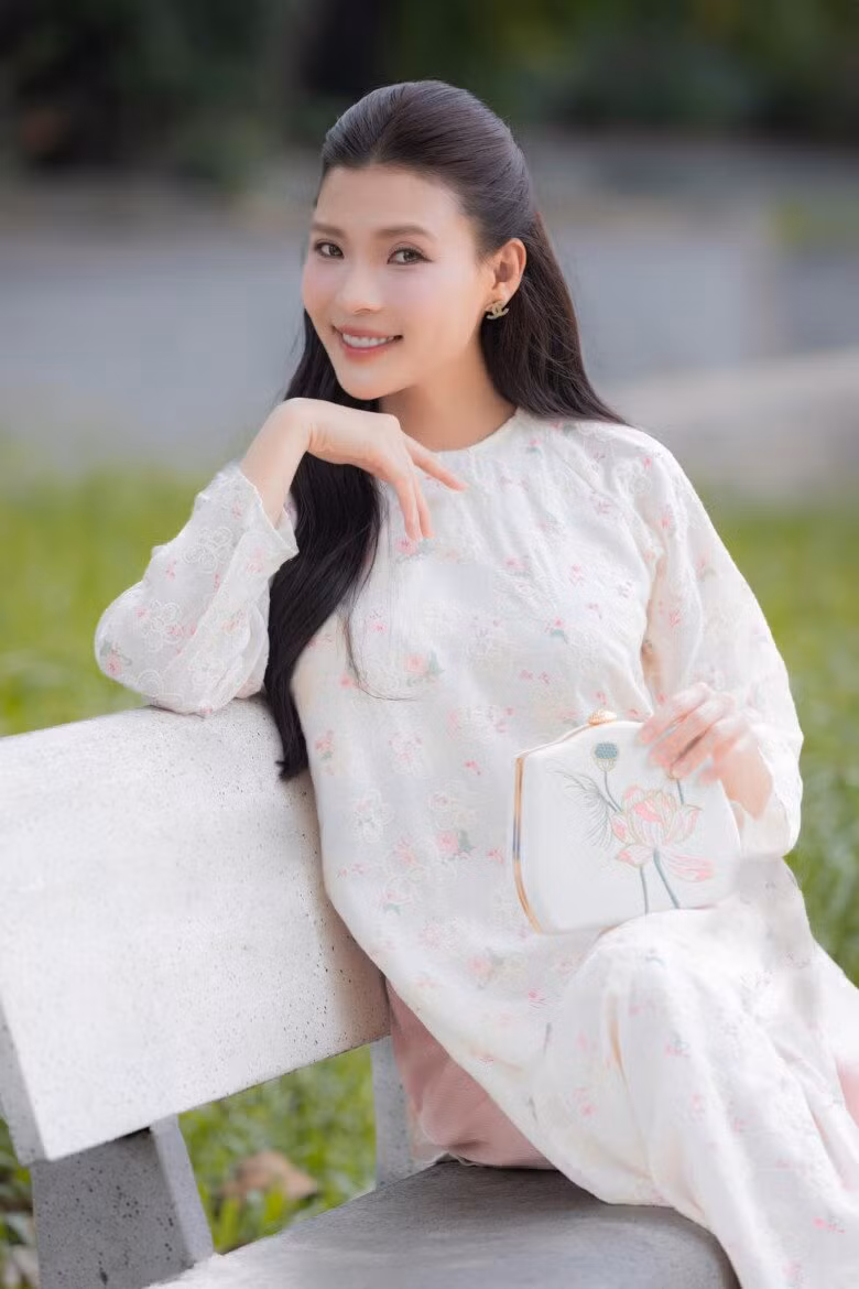 Vài năm qua, bà xã Lương Thế Thành vẫn yêu thích nhất là mái tóc dài xoăn sóng Hàn Quốc giúp cô tôn lên được vẻ ngoài nữ tính, ngọt ngào. Ảnh: FB Nguyễn Ngọc Thuý Diễm