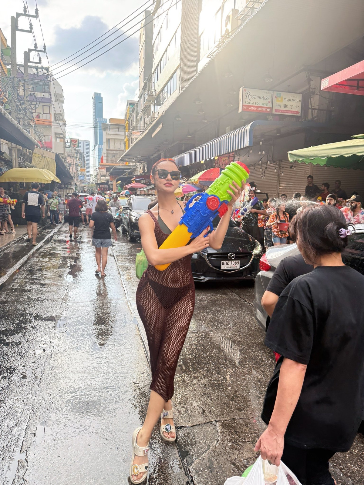 Người mẫu Mai Ngô mặc sexy khi tham gia trò té nước trên đường phố Thái Lan. Ảnh: FB Mai Ngô