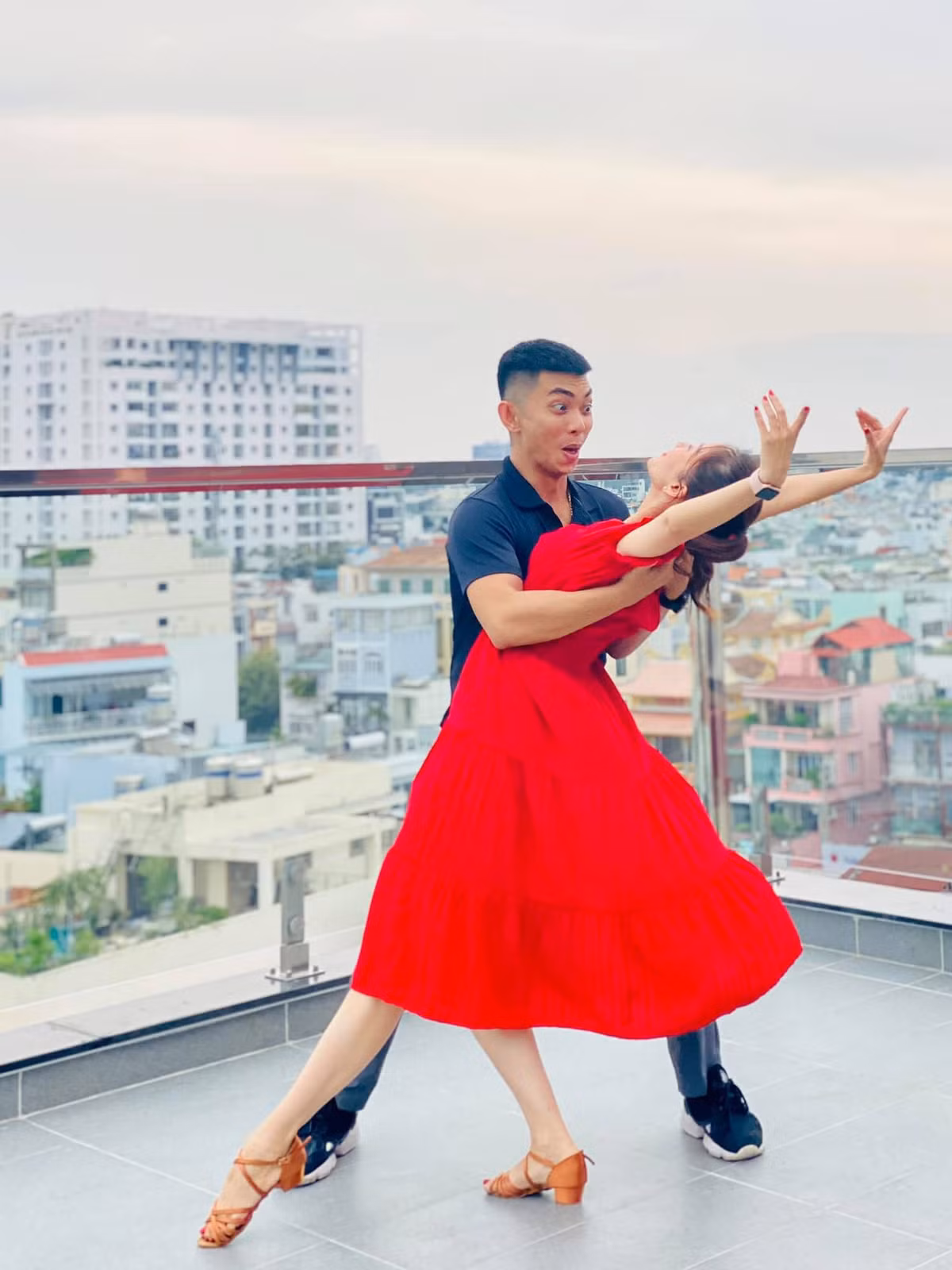 Phan Hiển và Khánh Thi khiêu vũ trên sân thượng với biểu cảm lầy lội. Ảnh: FB Nguyen Khanh Thi