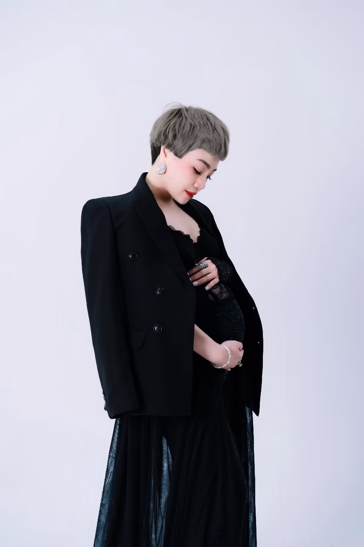 Ca sĩ Ngọc Khuê khoe bụng bầu 5 tháng. Ảnh: FB Ngoc Khue