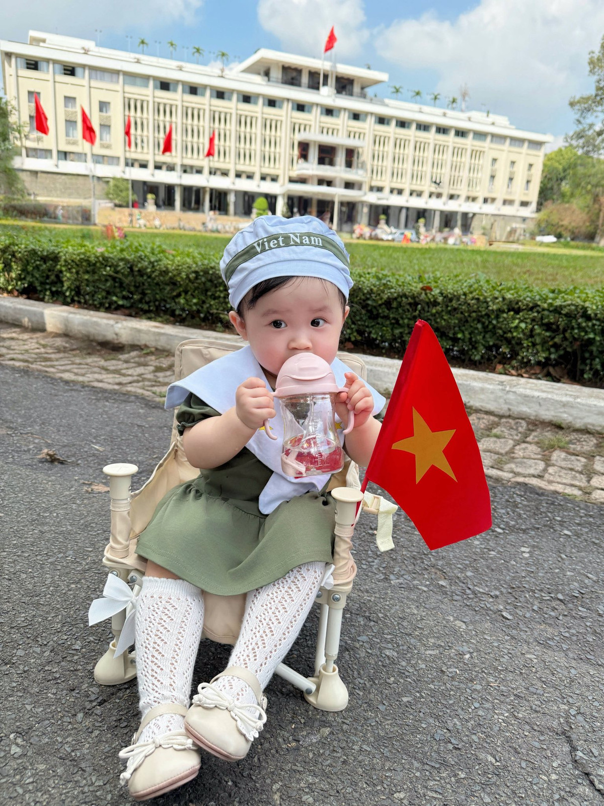Hai nhóc tỳ đều sở hữu làn da trắng hồng, đôi mắt đen láy, biểu cảm đáng yêu. Ảnh: FB Sam