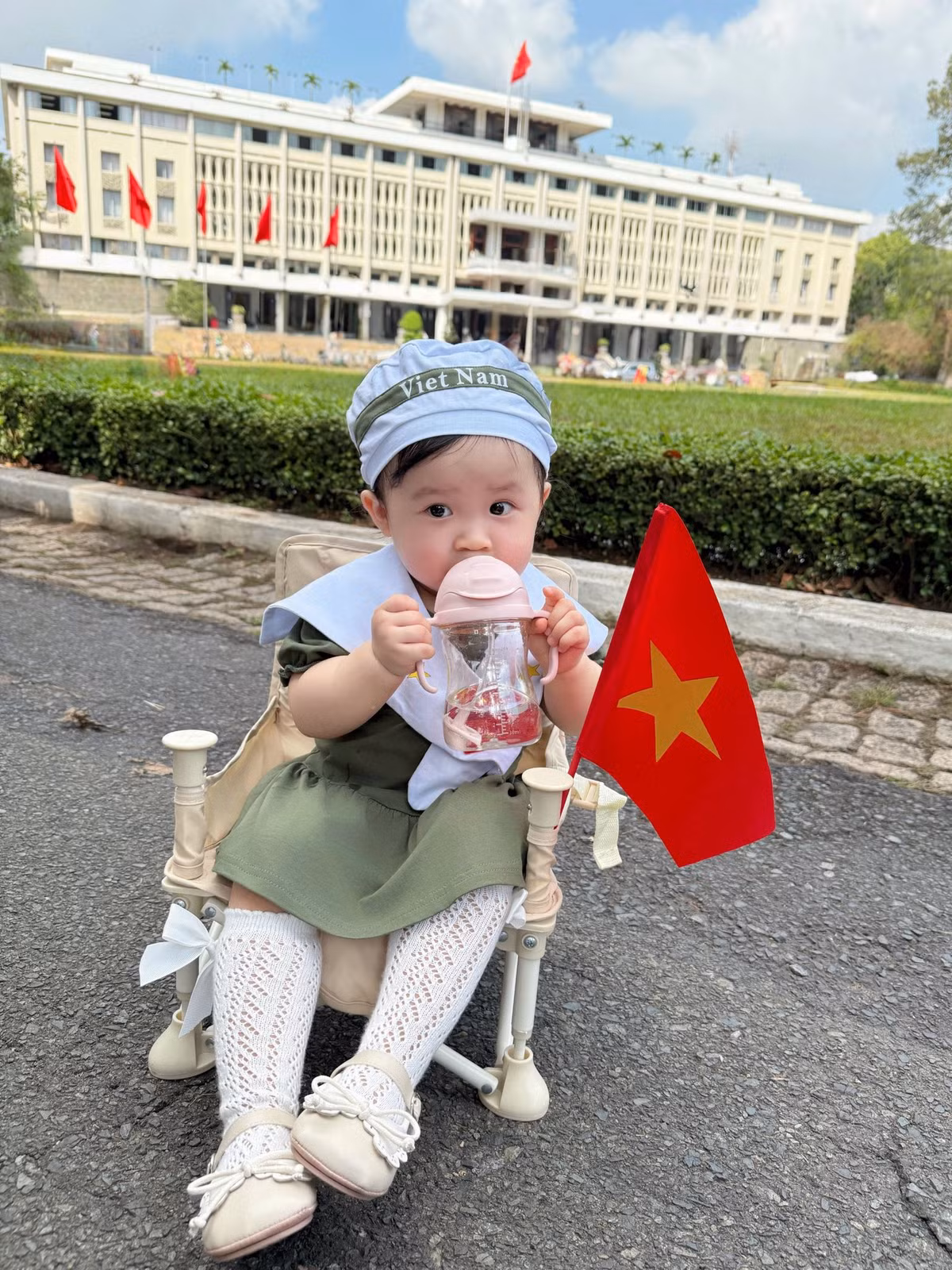 Hai nhóc tỳ đều sở hữu làn da trắng hồng, đôi mắt đen láy, biểu cảm đáng yêu. Ảnh: FB Sam