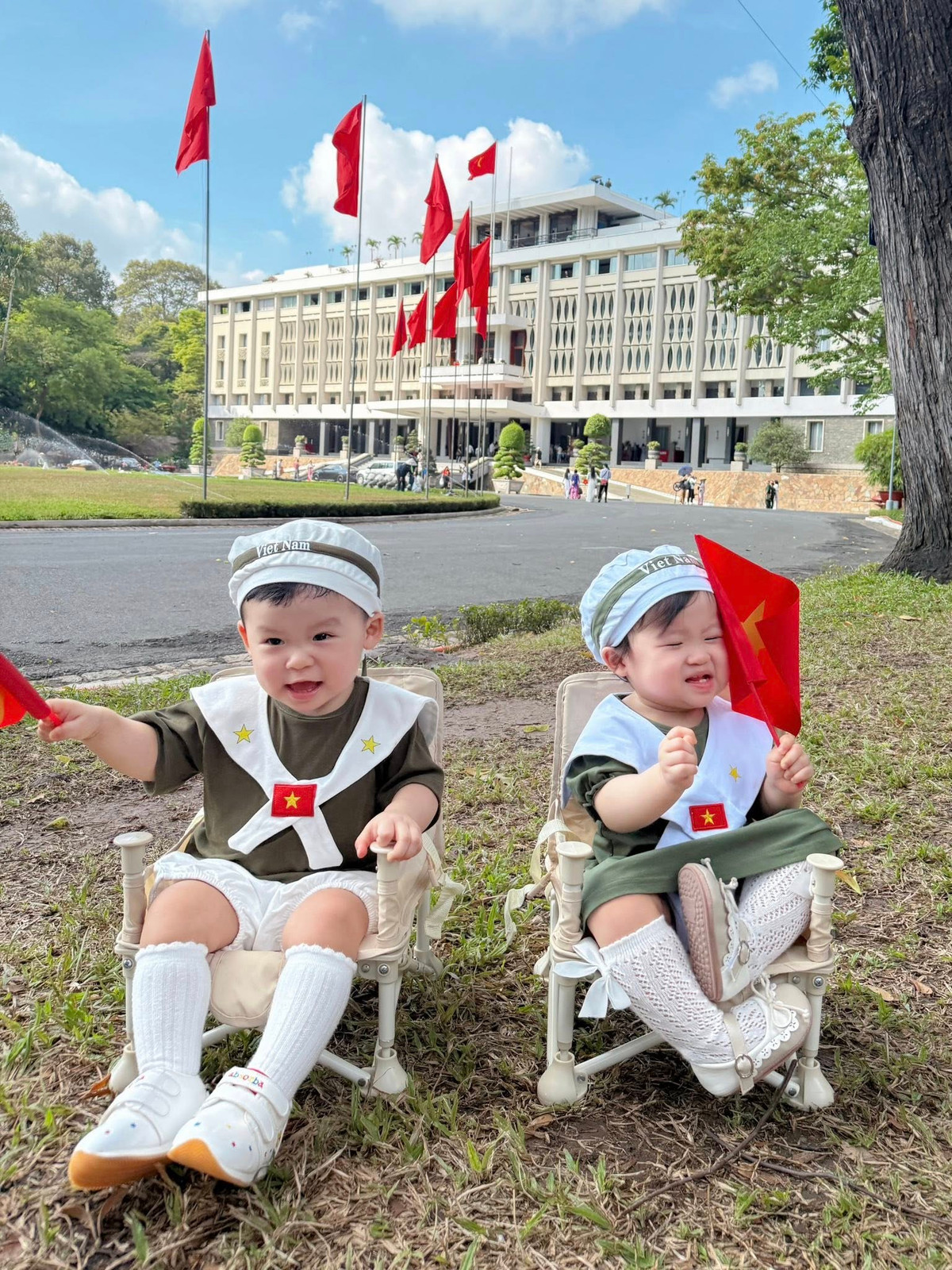 Điều khiến cộng đồng mạng "phát sốt" chính là biểu cảm đa dạng, tự nhiên của hai bé trong từng khung hình. Ảnh: FB Sam