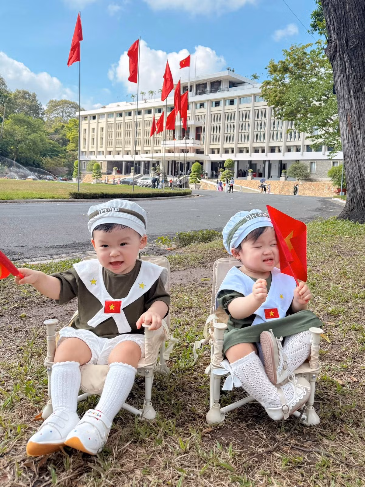 Điều khiến cộng đồng mạng "phát sốt" chính là biểu cảm đa dạng, tự nhiên của hai bé trong từng khung hình. Ảnh: FB Sam