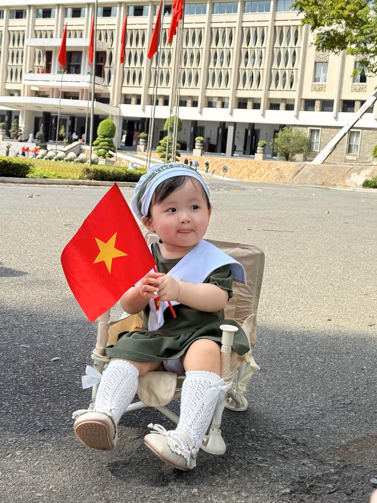 Bé gái Ijin xinh xắn, 2 má bụ bẫm. Riêng bé trai Ijun được khen tuấn tú, ngoại hình trông giống hệt mẹ. Ảnh: FB Sam