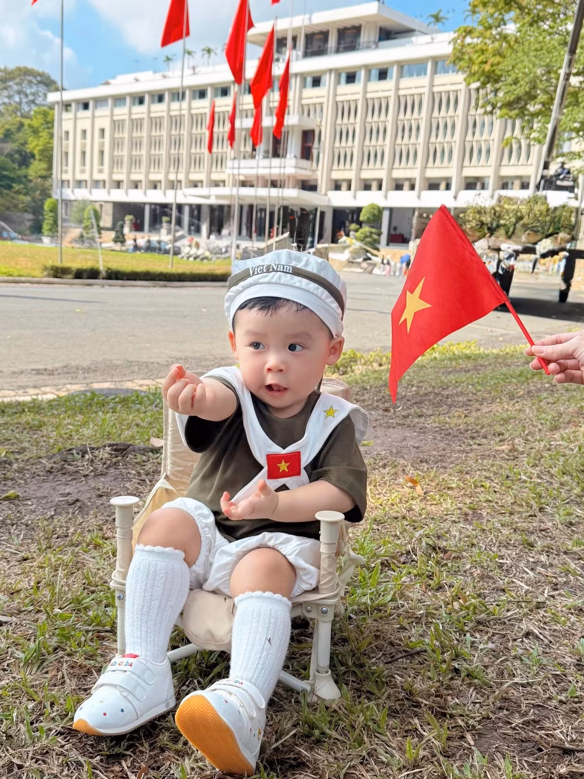 Con trai Ijun có những hành động đáng yêu trong từng khung hình. Ảnh: FB Sam