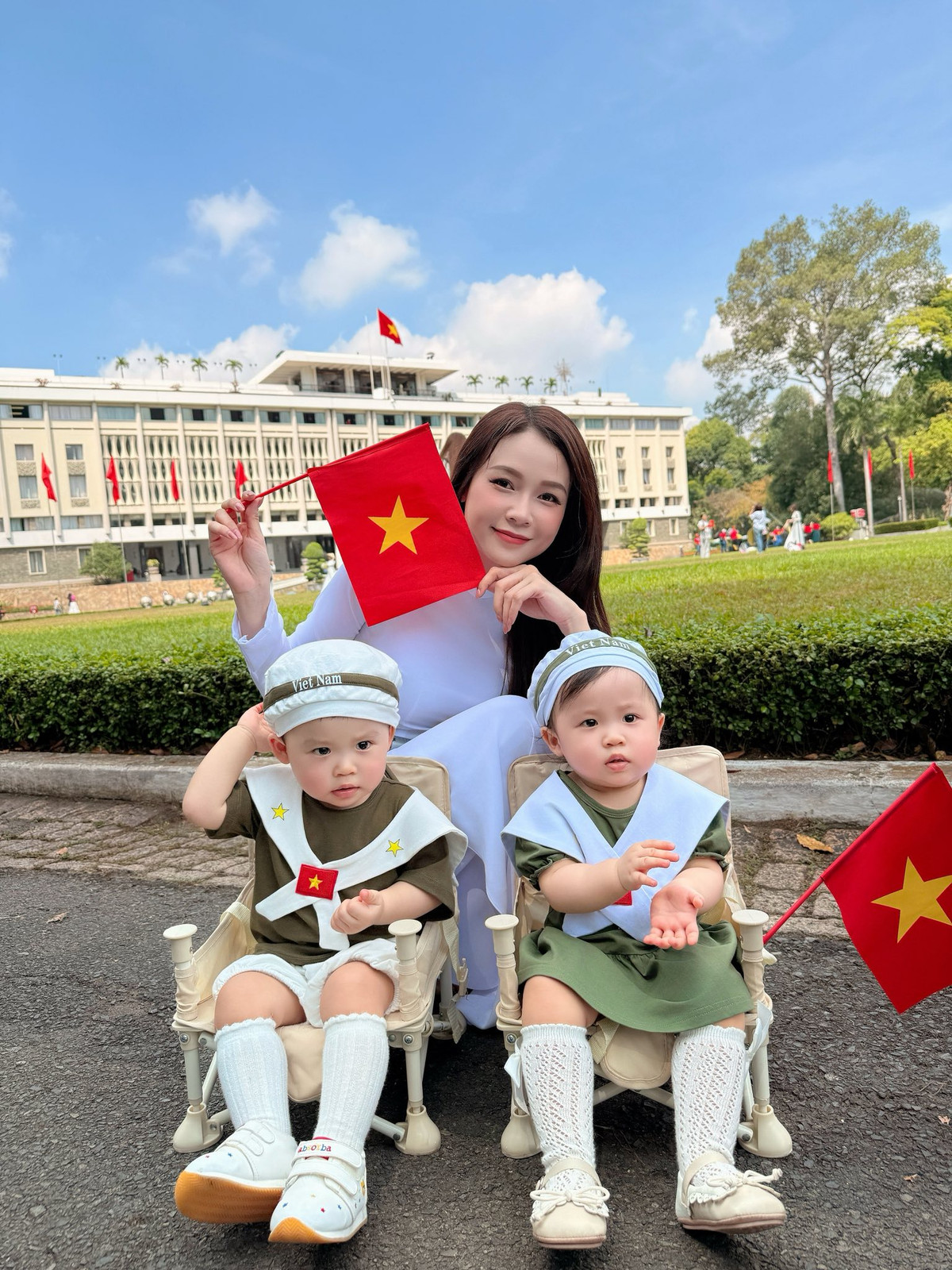 Diện trang phục đôi, hai bé thu hút mọi ánh nhìn bởi vẻ ngoài bụ bẫm và đặc biệt là những biểu cảm "cưng xỉu". Ảnh: FB Sam