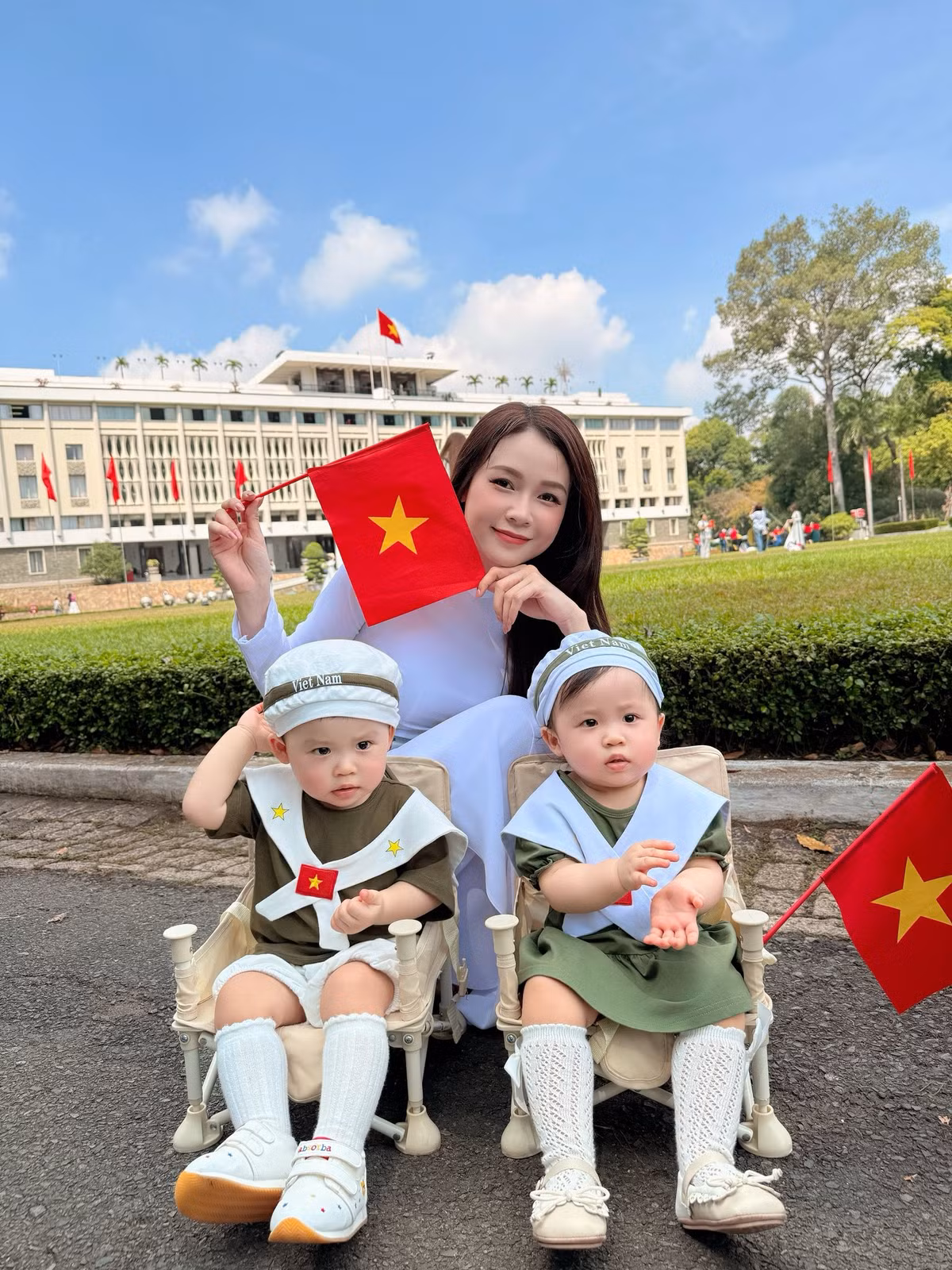 Diện trang phục đôi, hai bé thu hút mọi ánh nhìn bởi vẻ ngoài bụ bẫm và đặc biệt là những biểu cảm "cưng xỉu". Ảnh: FB Sam