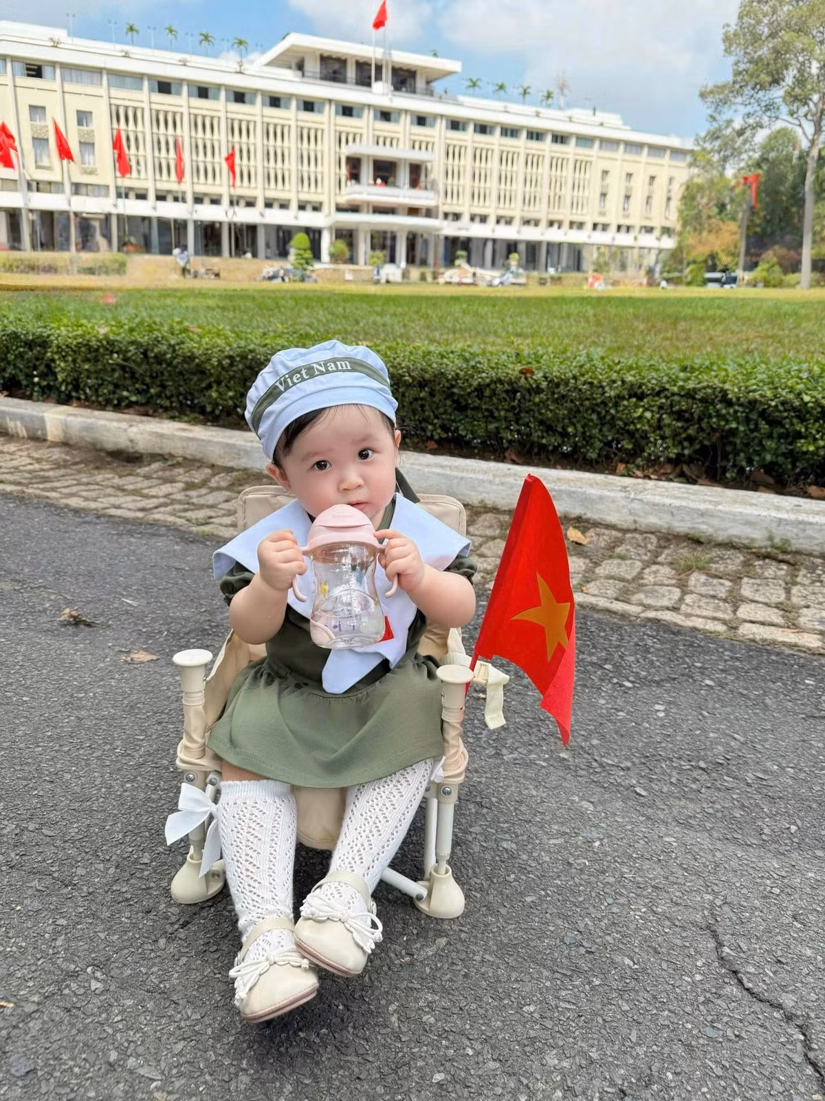 Càng lớn, đường nét gương mặt của cặp song sinh càng khác biệt, dễ nhận diện. Ảnh: FB Sam