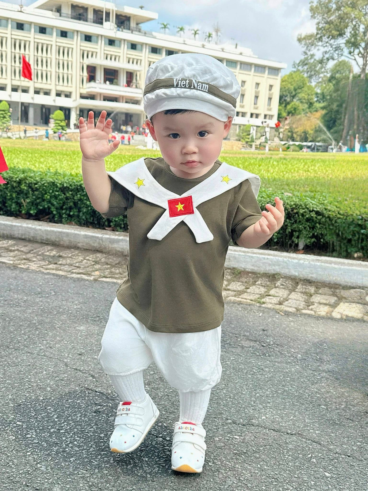 Người hâm mộ không khỏi xuýt xoa trước sự đáng yêu "vô đối" của cặp song sinh nhà diễn viên Sam. Ảnh: FB Sam