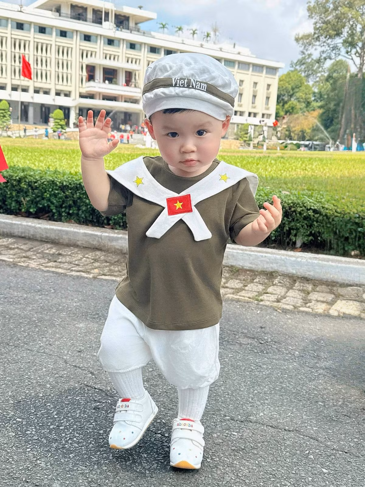 Người hâm mộ không khỏi xuýt xoa trước sự đáng yêu "vô đối" của cặp song sinh nhà diễn viên Sam. Ảnh: FB Sam