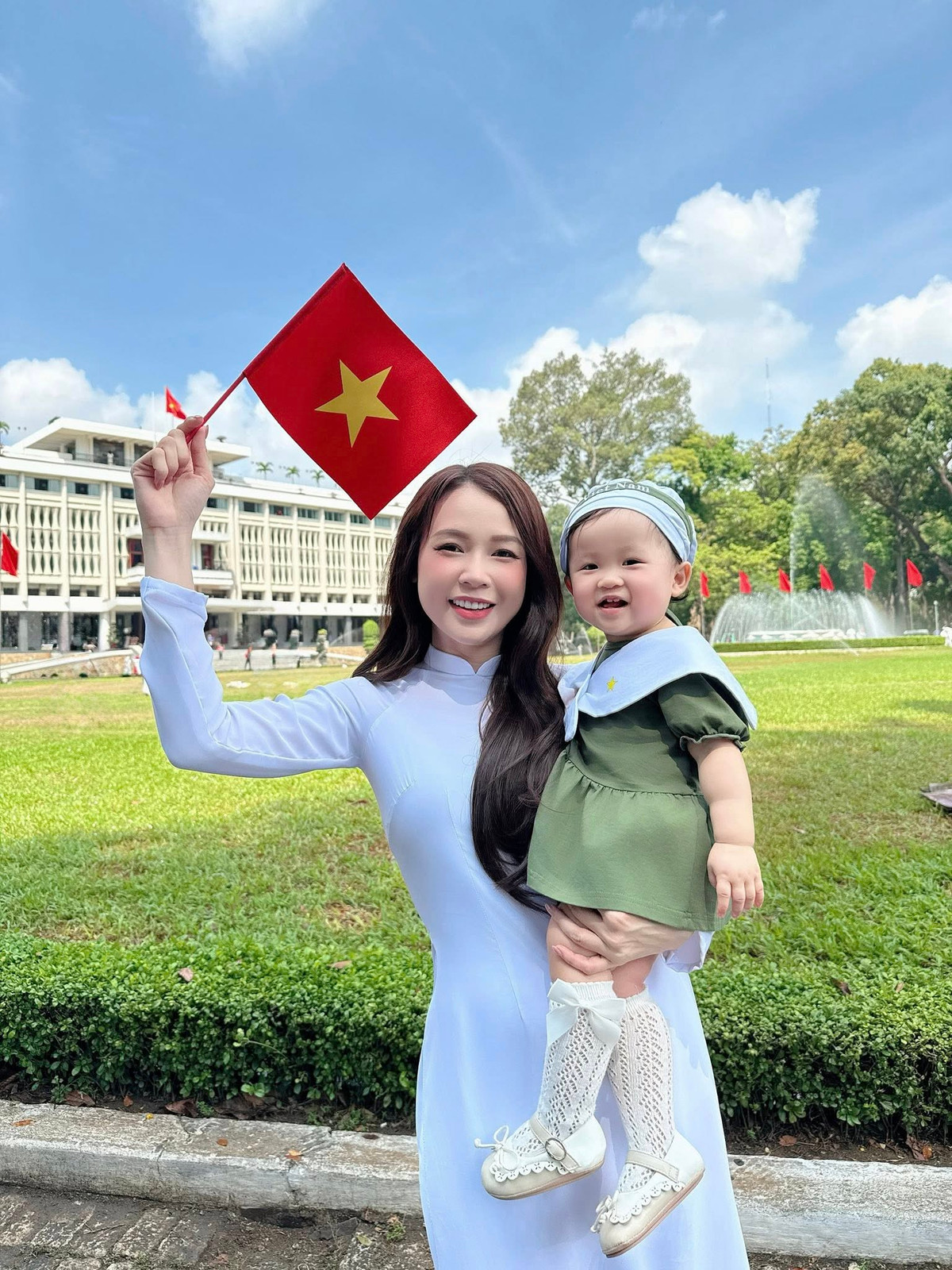 Mới đây, diễn viên Sam chia sẻ những khoảnh khắc đáng yêu của hai nhóc tỳ song sinh khi đến Dinh Độc Lập. Ảnh: FB Sam