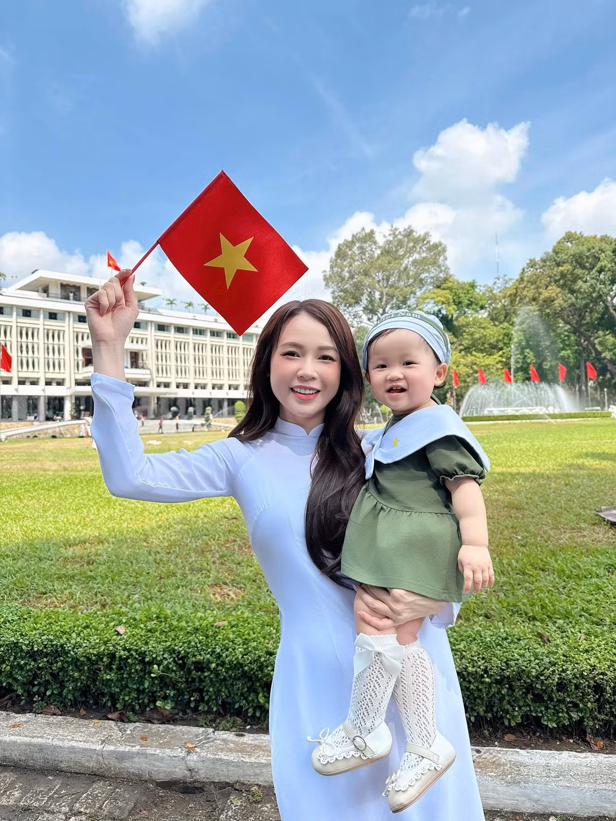 Mới đây, diễn viên Sam chia sẻ những khoảnh khắc đáng yêu của hai nhóc tỳ song sinh khi đến Dinh Độc Lập. Ảnh: FB Sam
