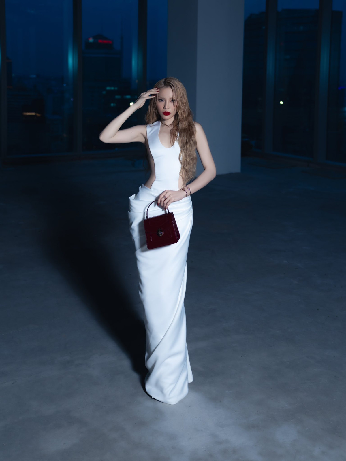 Hoa hậu Kỳ Duyên diện trang phục cắt xẻ khi nhận giải Best Body (Hình thể đẹp nhất), tại đêm trao giải Elle Beauty Awards 2025 ở TPHCM. Ảnh: FB Nguyen Cao Ky Duyen