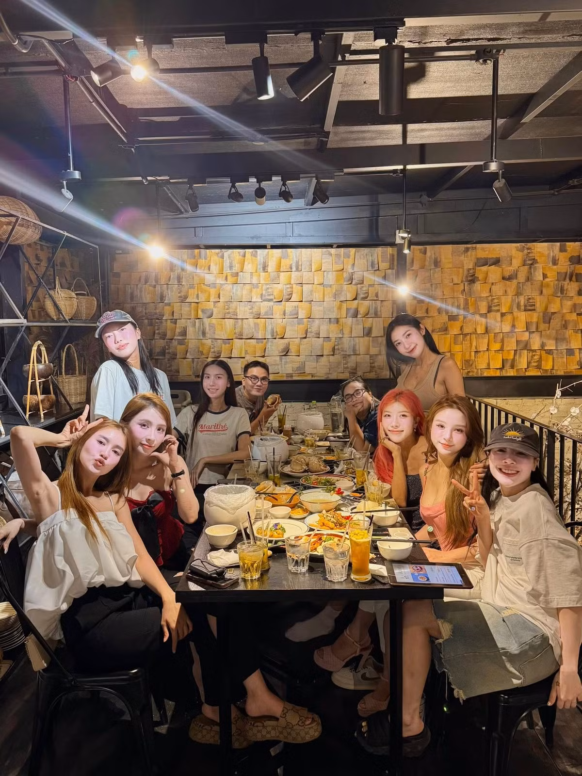 Hội chị em "Chị đẹp" ăn uống hậu concert. Ảnh: FB Trang Phap