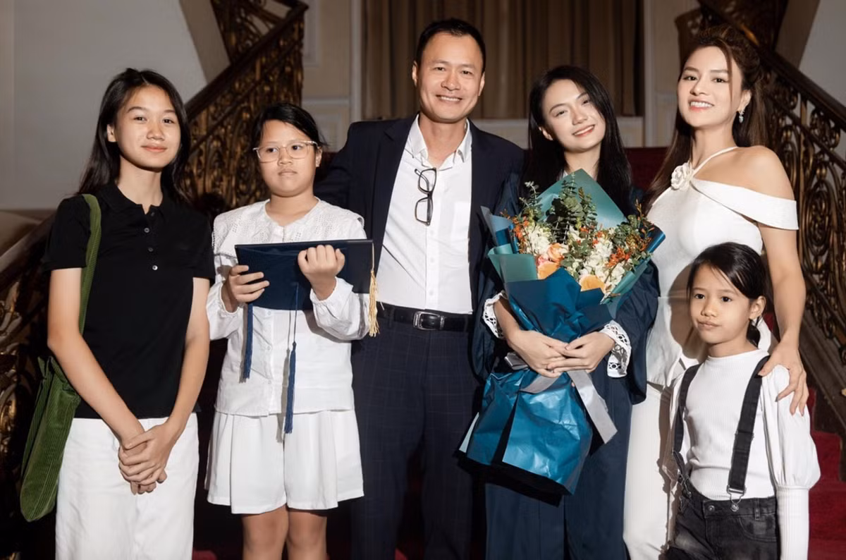 Cả hai từng thể hiện sự đồng điệu trong cuộc sống như chơi thể thao, xem hòa nhạc, dạy các con học vẽ. Ảnh: FB Vũ Thu Phương