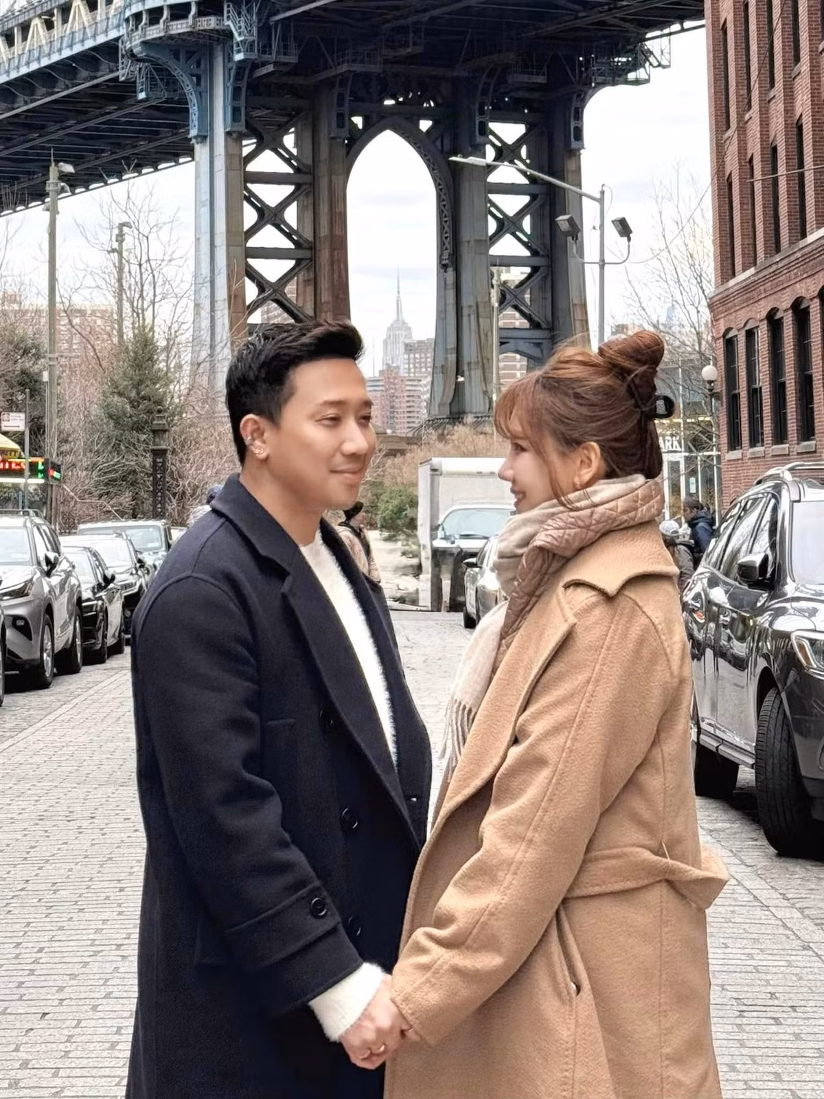 Vợ chồng Trấn Thành - Hariwon tình tứ trên đường phố. Ảnh: FB Trấn Thành