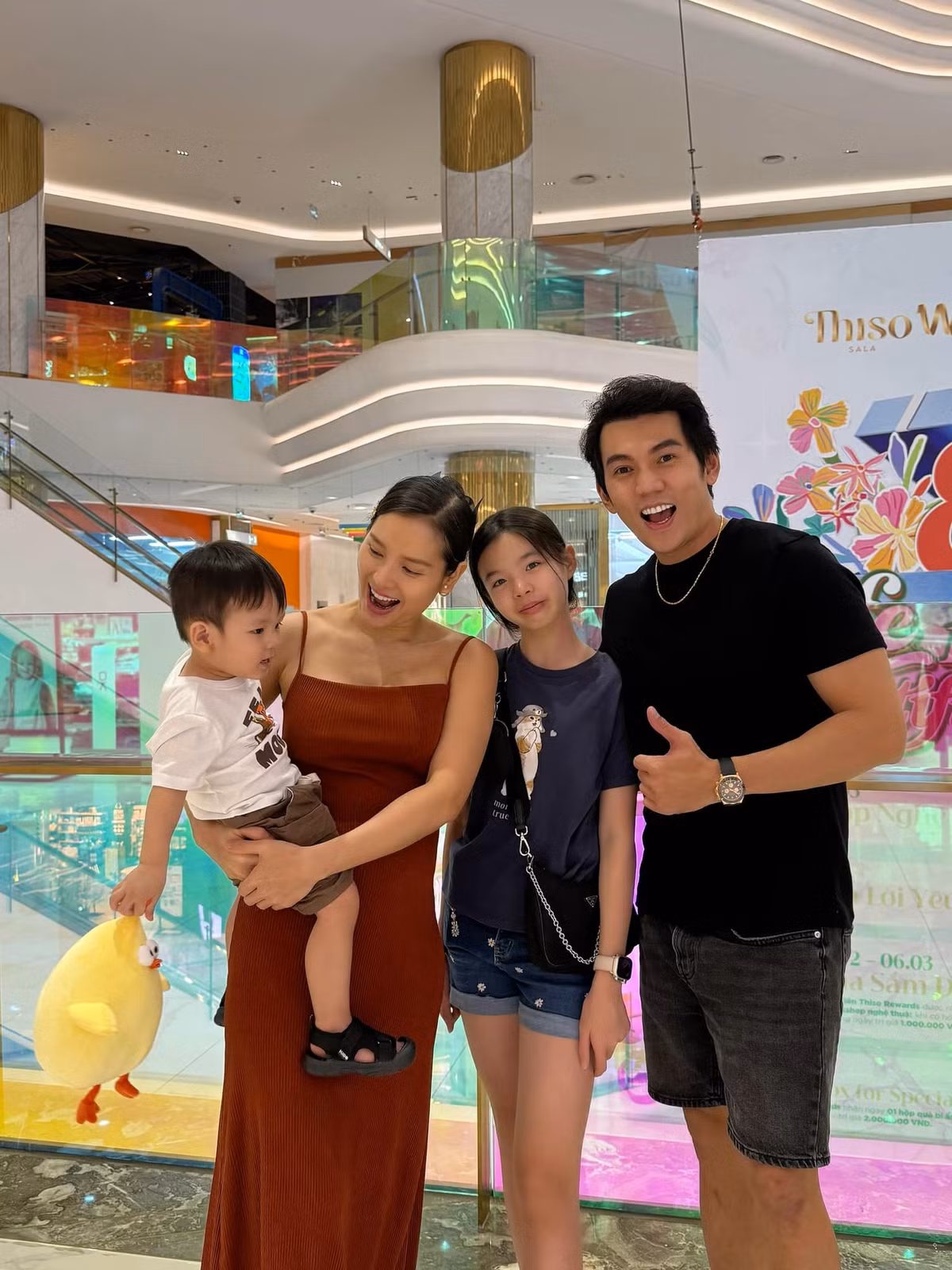 Gia đình nhỏ của Phương Trinh Jolie cùng nhau đi mua sắm. Ảnh: FB Phương Trinh Jolie