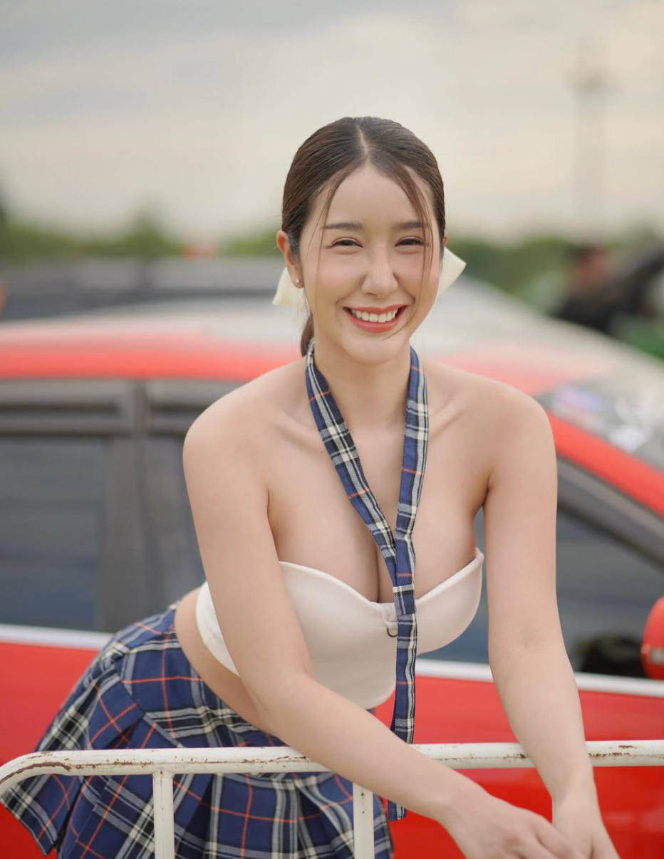 Những hình ảnh Ornuma tự tin sải bước trên đường phố Bangkok trong trang phục hở hang nhanh chóng lan truyền trên mạng xã hội.