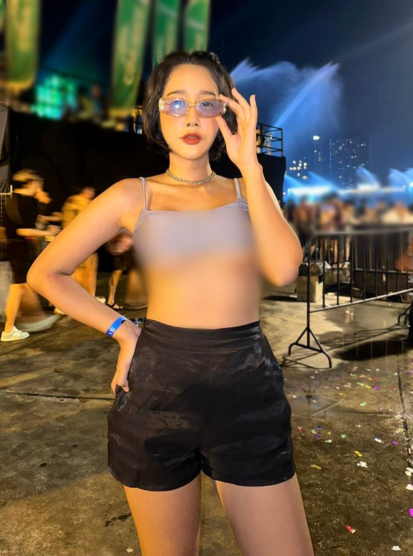 Thay vì những bộ cánh kín đáo, thanh lịch thường thấy, Ornuma mạnh dạn theo đuổi mốt hở chân ngực đầy táo bạo.