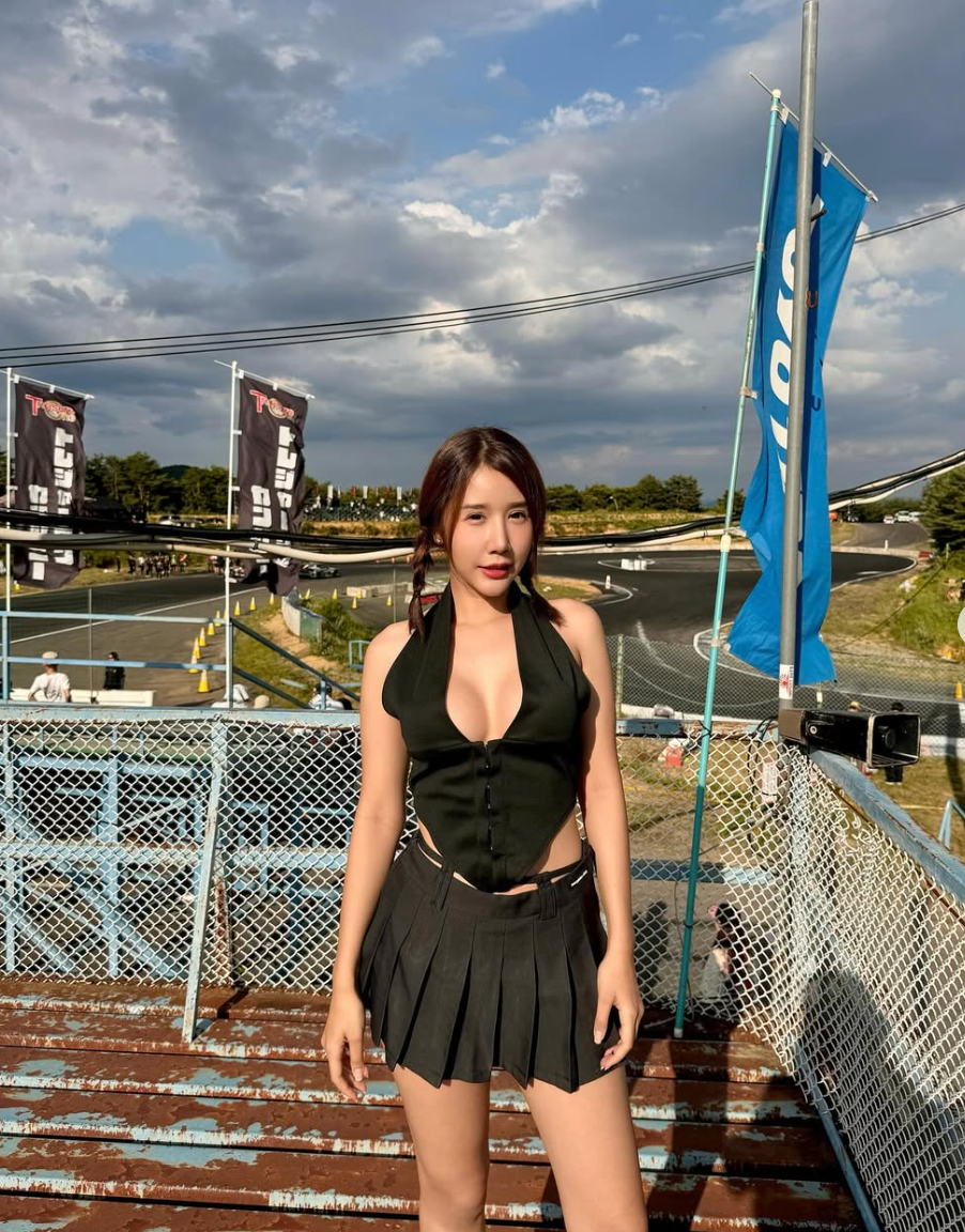 Cô dường như không mấy bận tâm đến những lời bàn tán xung quanh và tiếp tục xuất hiện với những bộ trang phục gợi cảm.