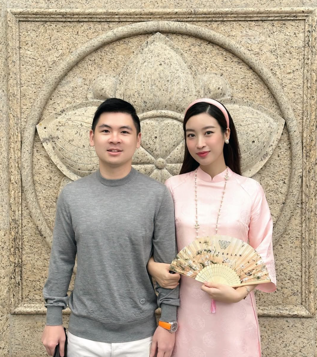 Tháng 10/2022, Hoa hậu Đỗ Mỹ Linh chính thức lên xe hoa về nhà chồng, kết hôn với thiếu gia Đỗ Vinh Quang, con trai út của bầu Hiển. Ảnh: FB My Linh Do