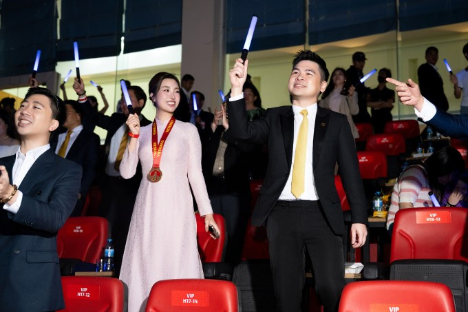 Mới đây, Đỗ Mỹ Linh gây chú ý khi tham gia sự kiện của tập đoàn gia đình chồng. Hình ảnh nàng hậu tươi cười rạng rỡ sánh đôi bên cạnh ông xã là Chủ tịch Đỗ Vinh Quang thu hút ống kính truyền thông. Ảnh: Người đưa tin