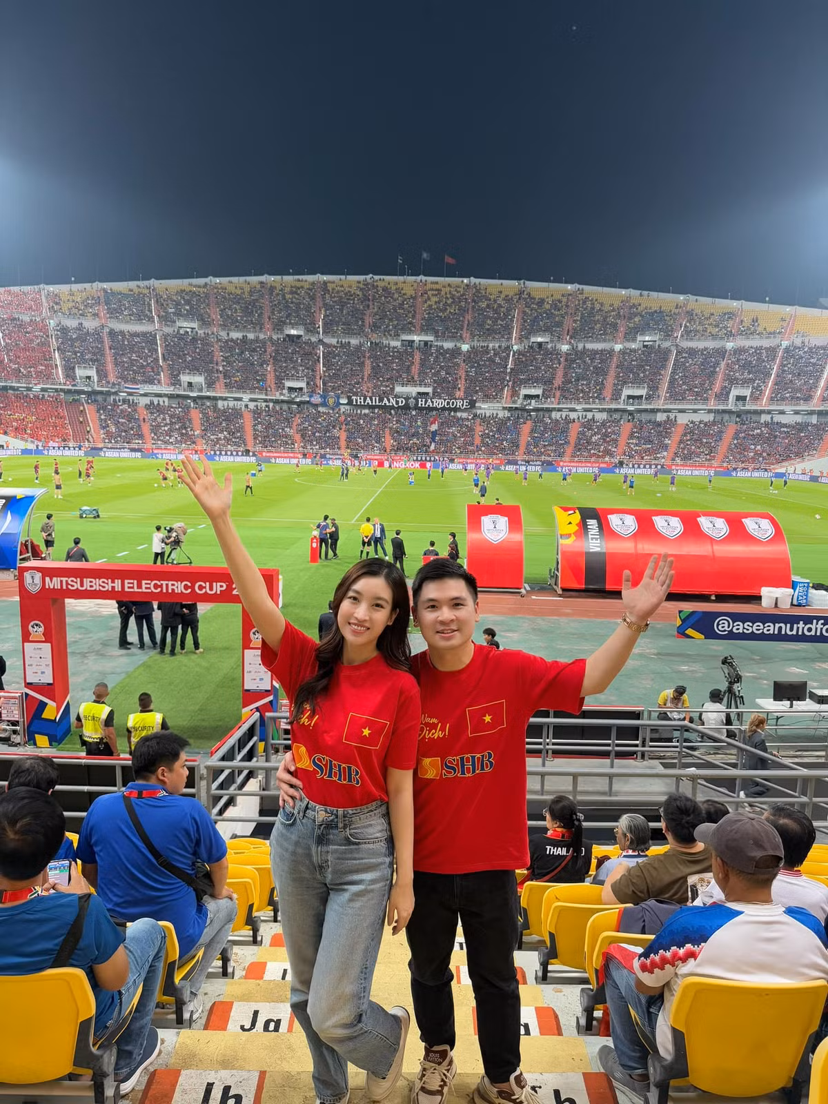 Trên trang cá nhân, cô thường xuyên chia sẻ những khoảnh khắc hạnh phúc bên chồng con. Ảnh: FB My Linh Do