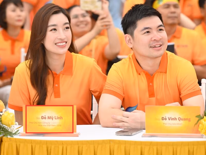 Dân tình còn đặc biệt quan tâm khi Đỗ Mỹ Linh tham dự với tư cách là Phó chủ tịch của công ty thành viên thuộc tập đoàn do bố chồng cô - Bầu Hiển làm Chủ tịch Hội đồng Quản trị. Ảnh: Người đưa tin