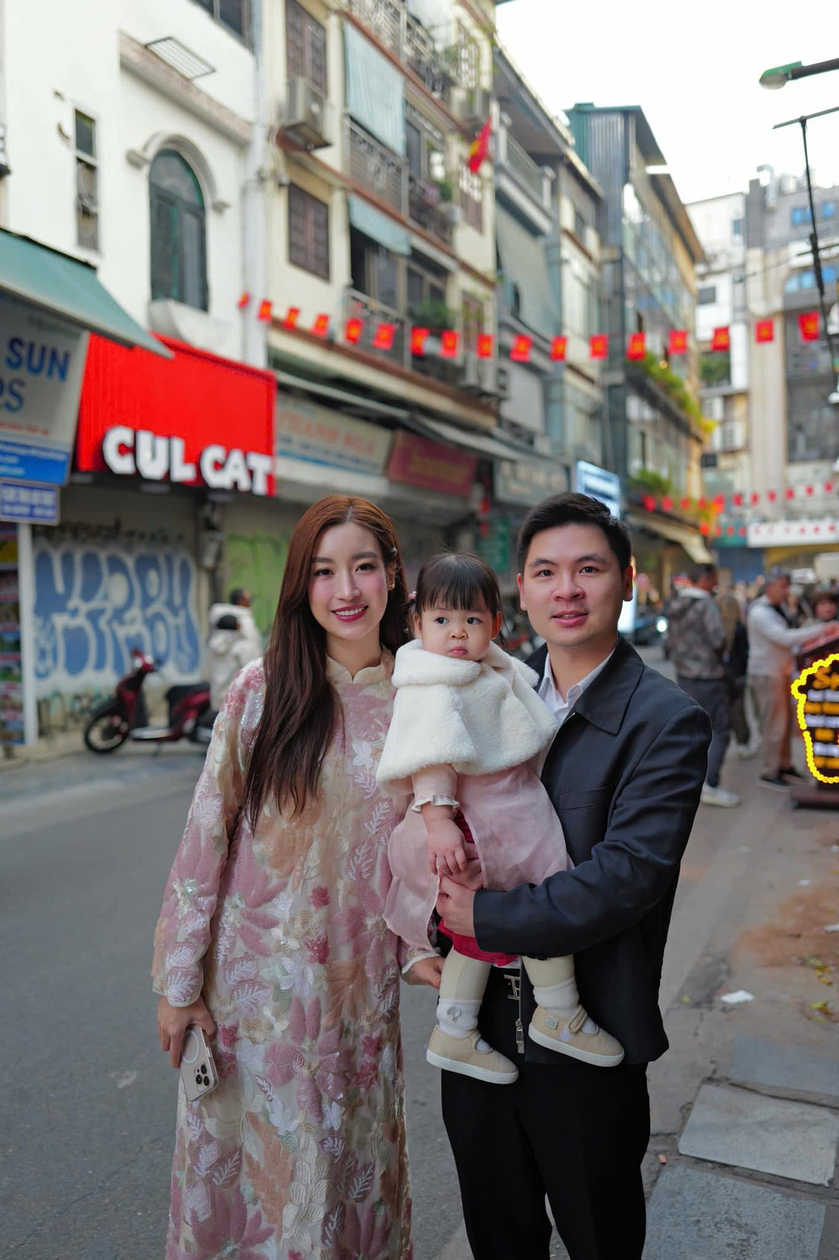 Đỗ Mỹ Linh và ông xã chào đón bé gái đầu lòng vào tháng 7/2023. Ảnh: FB My Linh Do