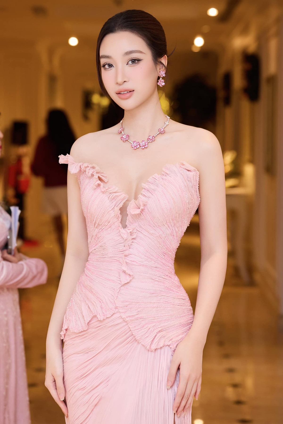 Dù bận rộn với công việc nhà chồng, Đỗ Mỹ Linh vẫn duy trì phát triển sự nghiệp riêng trong lĩnh vực thời trang, làm đẹp. Cuối năm 2024, nàng hậu xuất hiện tại một cuộc thi sắc đẹp với vai trò giám khảo. Ảnh: FB My Linh Do