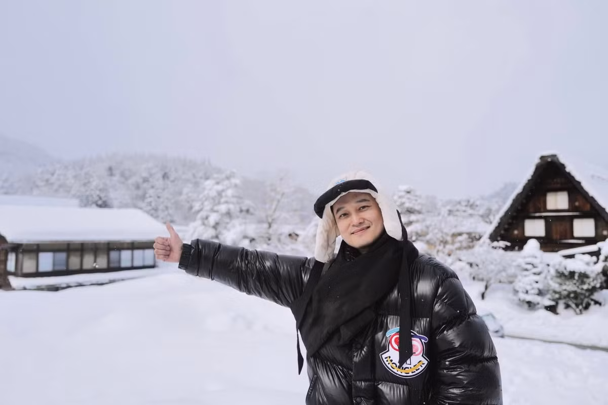 Ca sĩ Quang Vinh chụp ảnh tuyết ở Nhật Bản. Ảnh: FB Quang Vinh