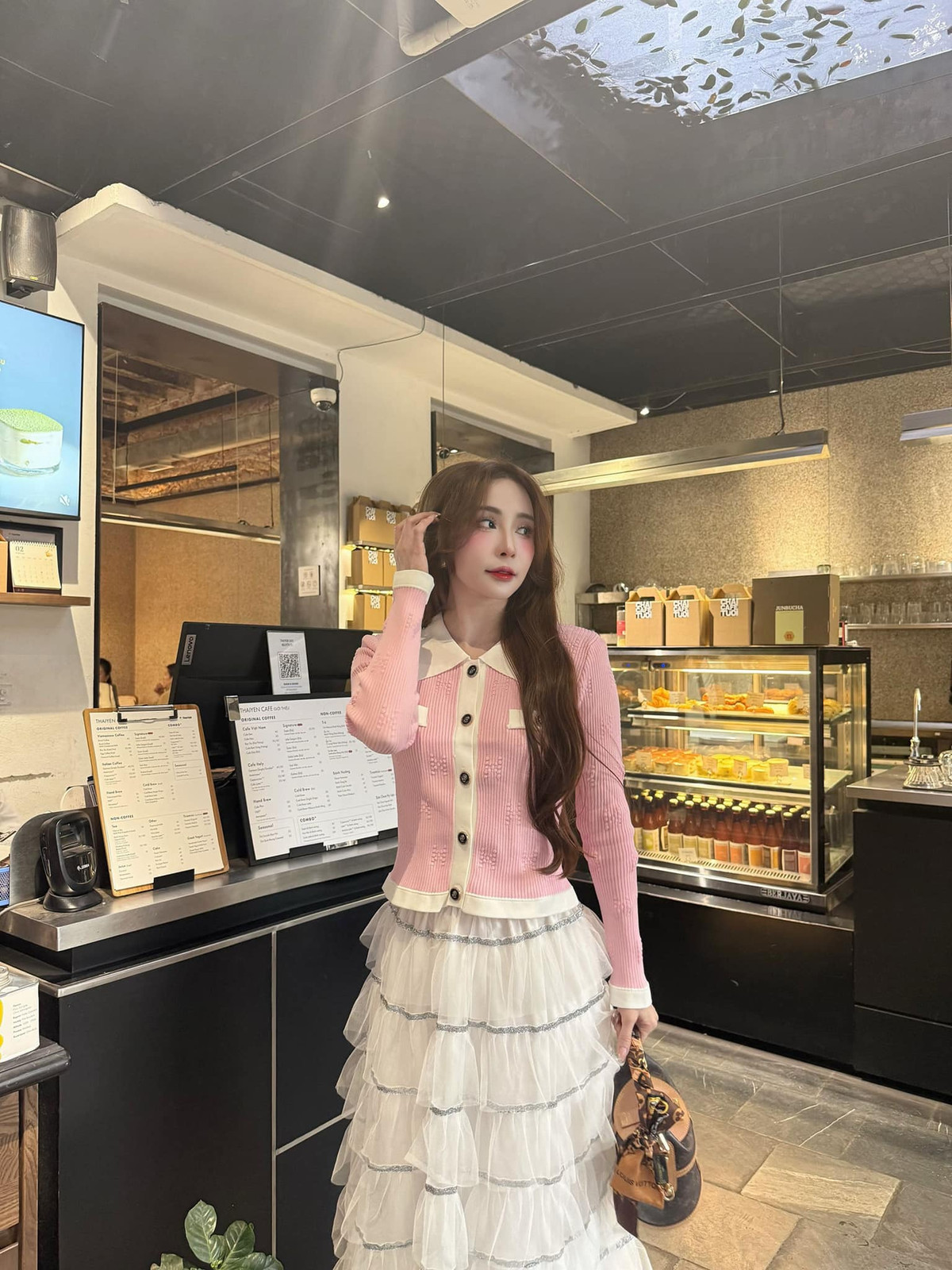 Diễn viên Quỳnh Nga diện trang phục như tiểu thư đi cafe. Ảnh: FB Phạm Quỳnh Nga