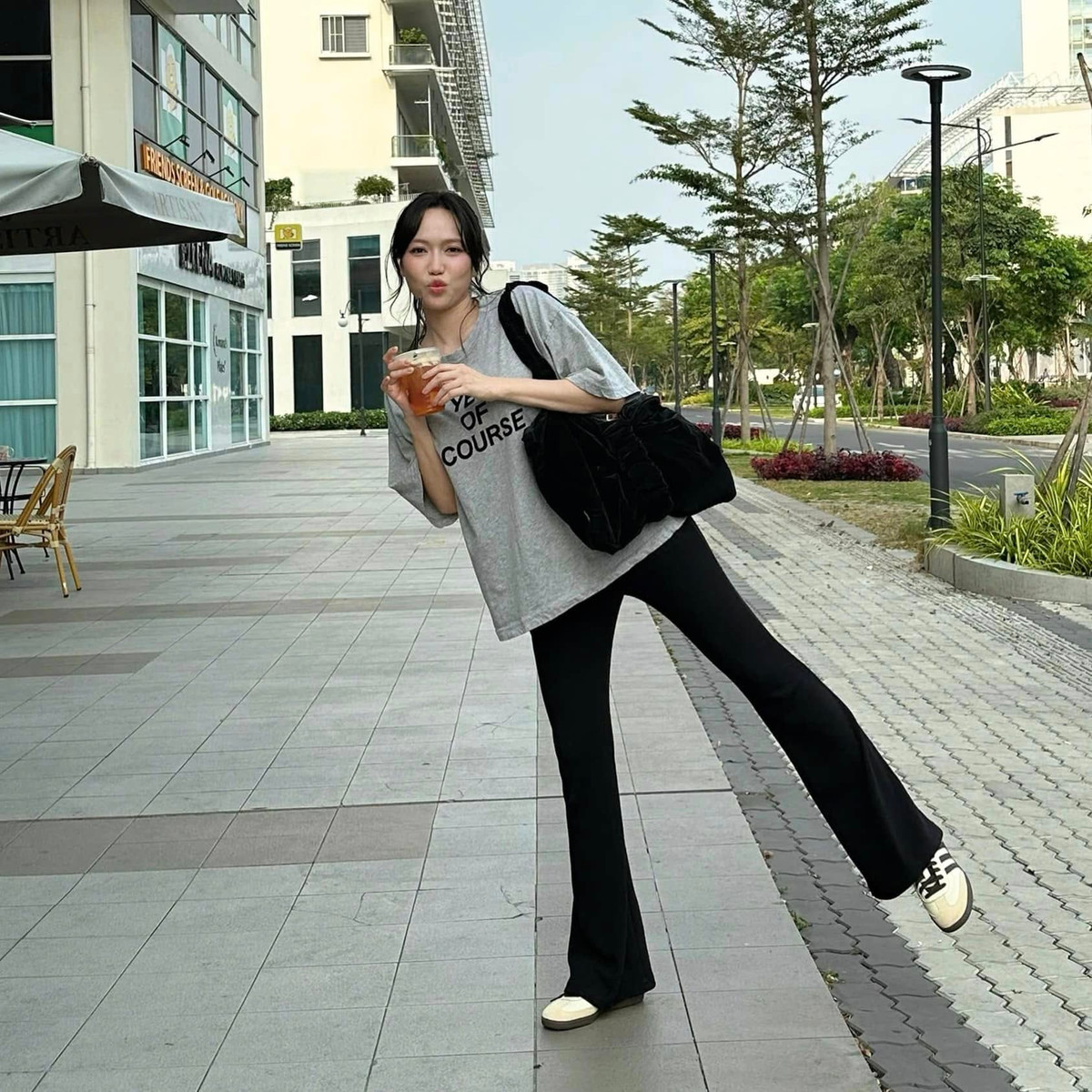 Diệu Nhi tạo dáng nhí nhảnh trên đường phố. Ảnh: FB Diệu Nhi