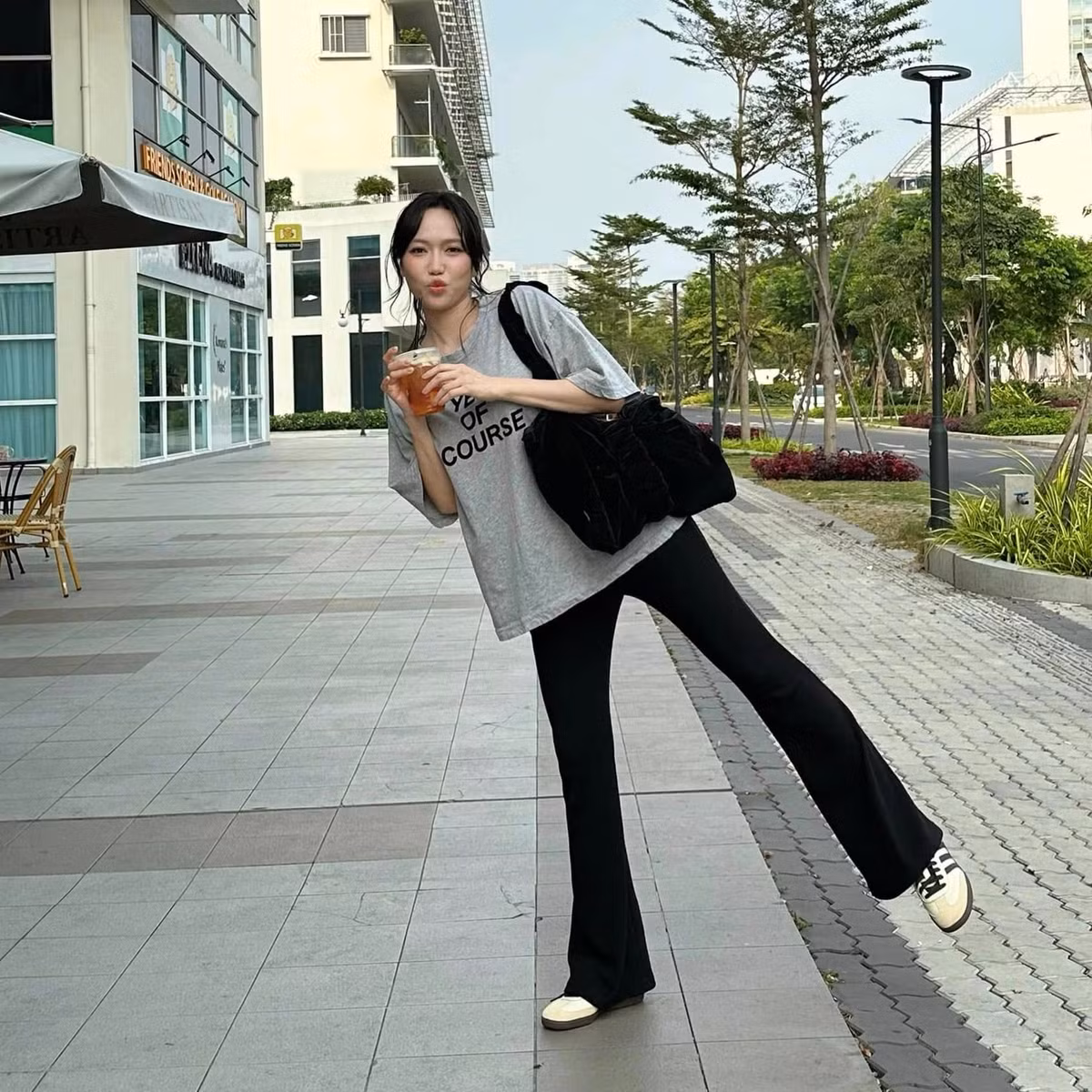 Diệu Nhi tạo dáng nhí nhảnh trên đường phố. Ảnh: FB Diệu Nhi