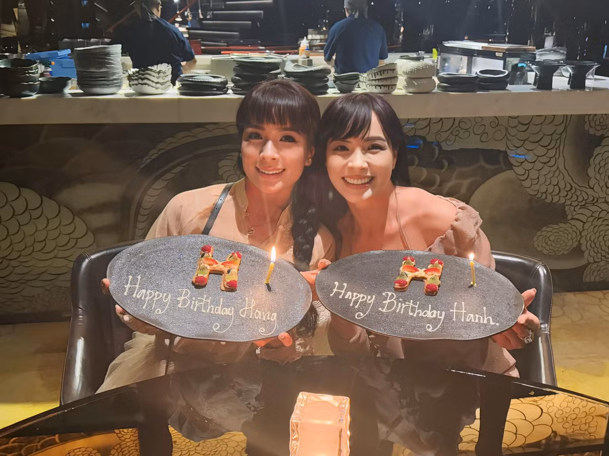 Chị em cựu mẫu Thuý Hằng - Thuý Hạnh đón tuổi mới. Ảnh: Bui Thuy Hang