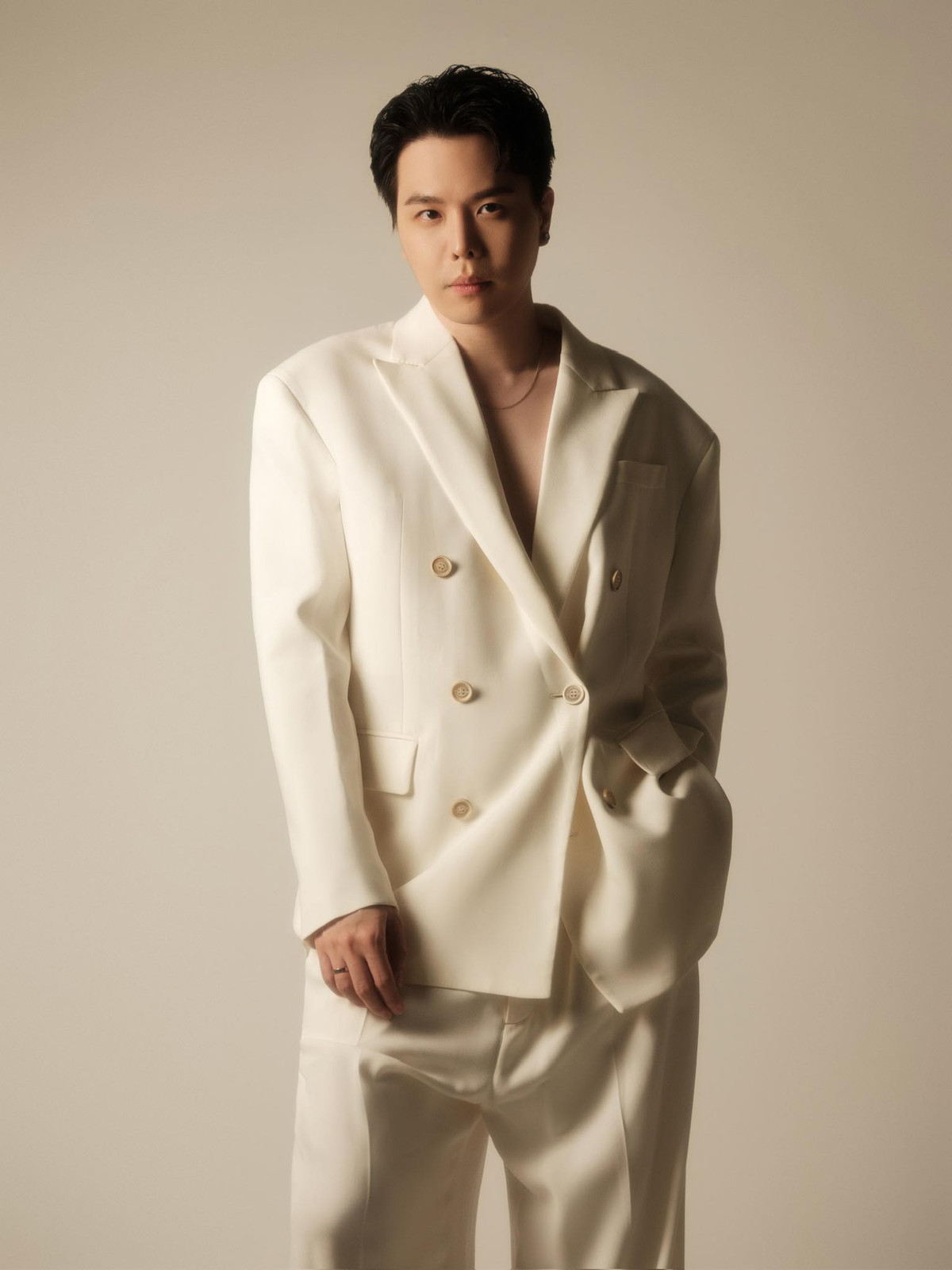 Ca sĩ Trịnh Thăng Bình điển trai với vest màu trắng. Ảnh: FB Trịnh Thăng Bình