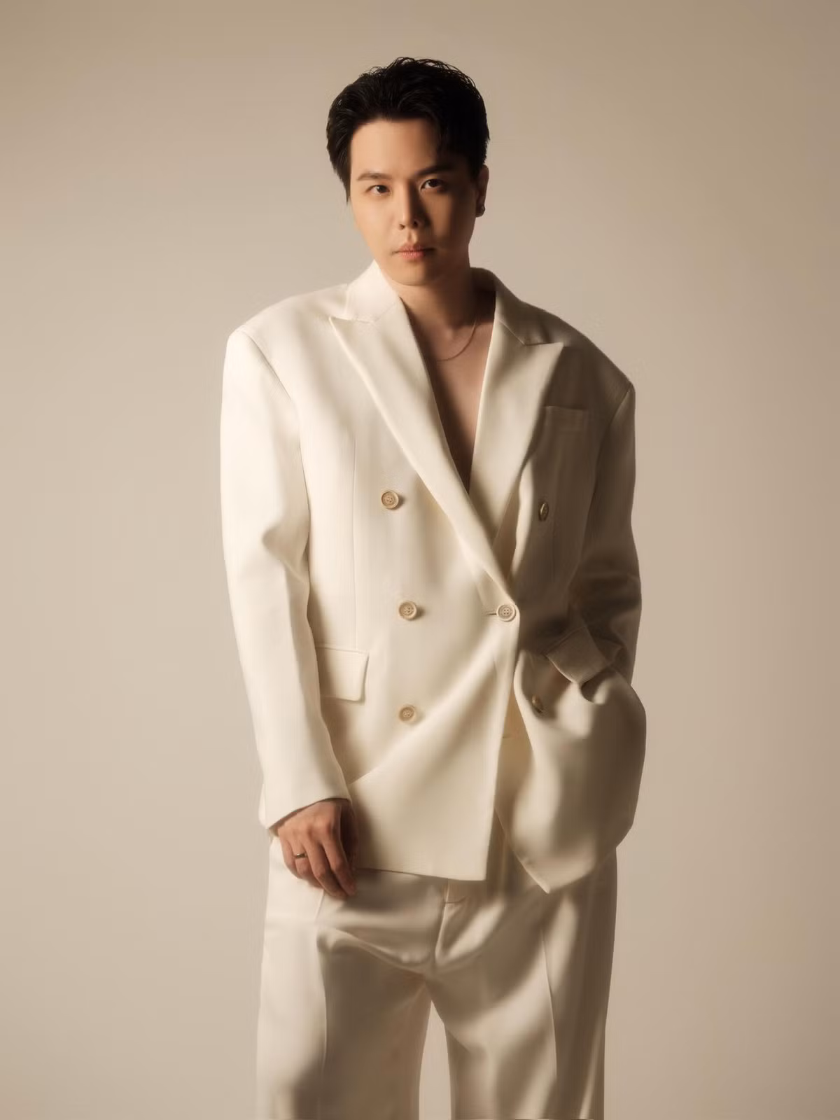 Ca sĩ Trịnh Thăng Bình điển trai với vest màu trắng. Ảnh: FB Trịnh Thăng Bình