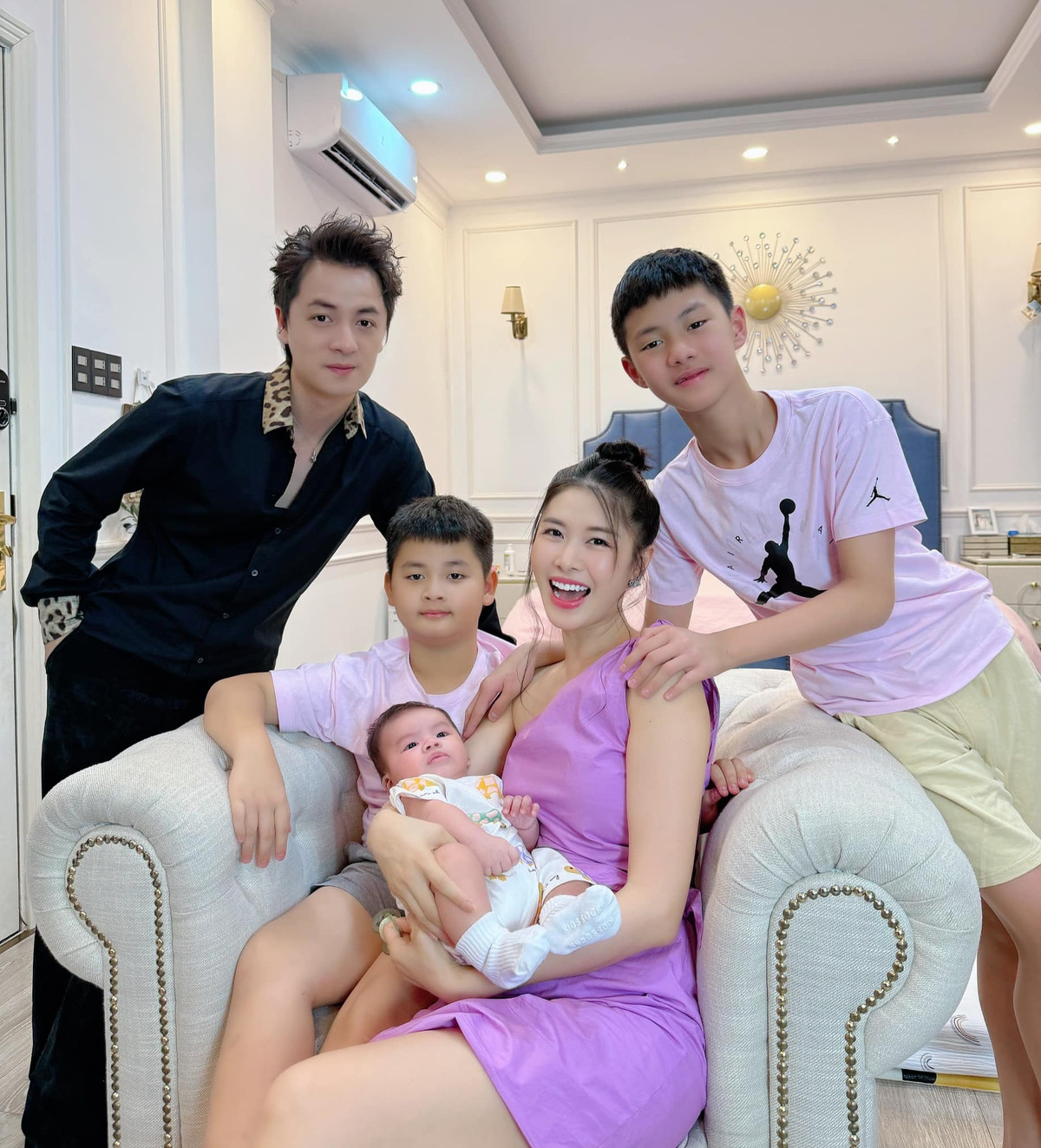 Gia đình nhỏ của ca sĩ Đăng Khôi chung khung hình. Ảnh: FB Thuy Anh Le