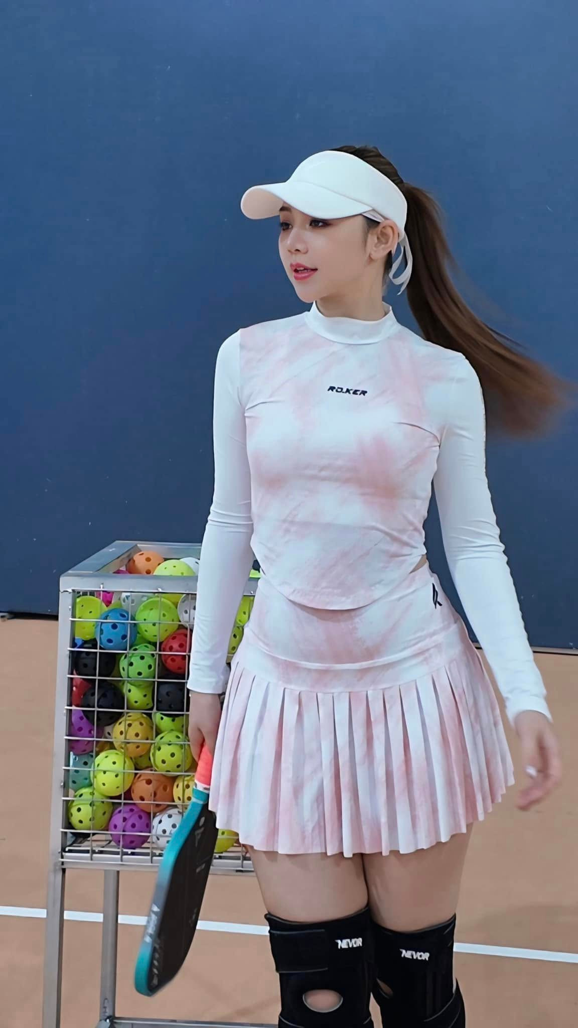 Quỳnh Kool dí dỏm: "Vợt pick thì em đang tập cầm còn đánh có trúng bóng hay không thì tuỳ thuộc vào bóng có bay trúng vợt hay không nữa cơ ạ". Ảnh: FB Quỳnh Nguyễn