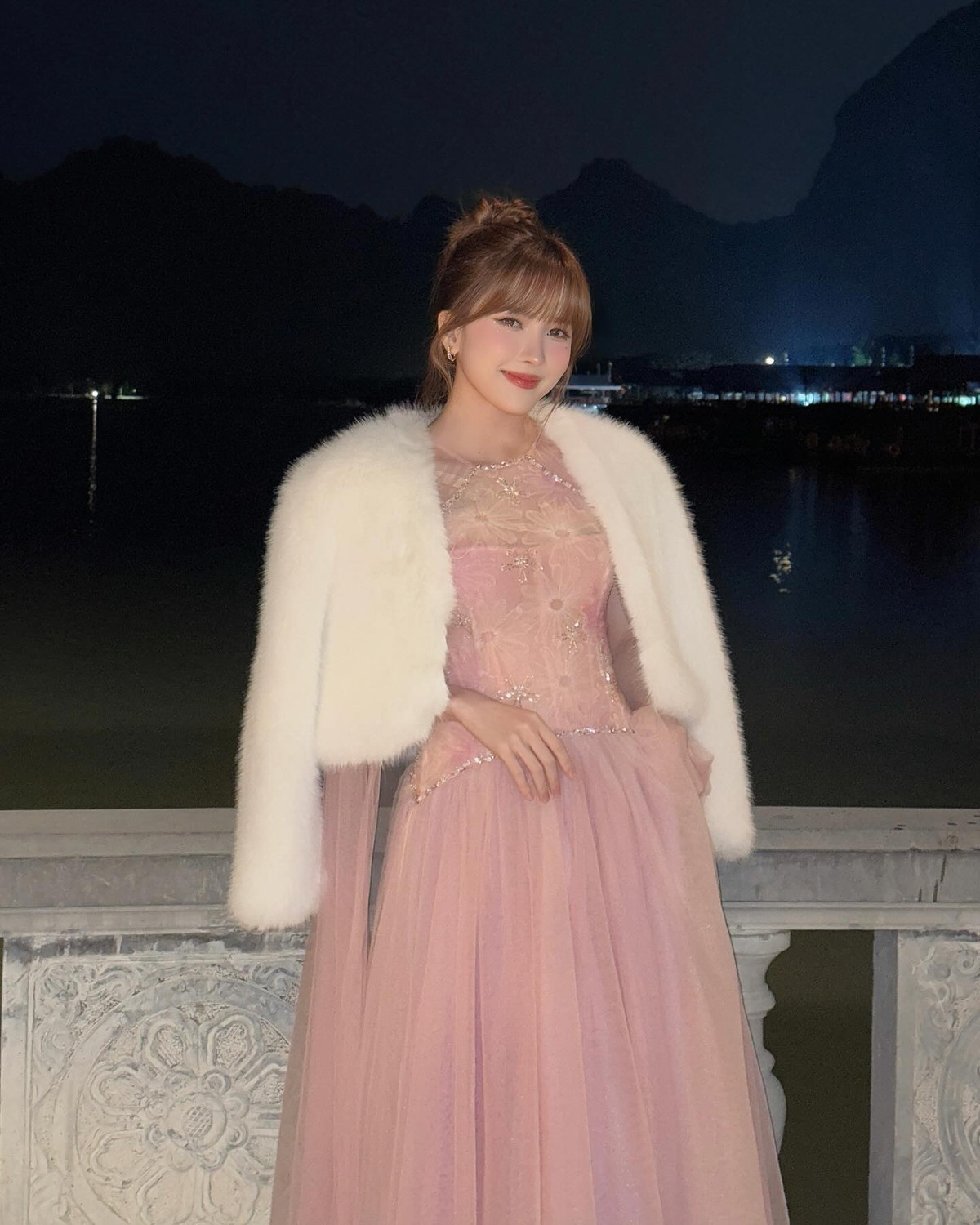 Ca sĩ Thiều Bảo Trâm diện váy xinh đẹp như công chúa. Ảnh: FB Thiều Bảo Trâm