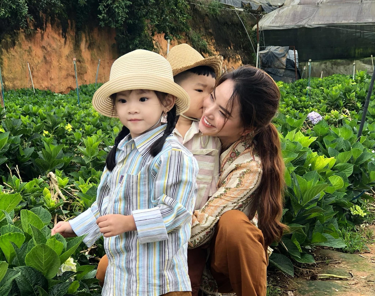 "Những đứa trẻ rồi sẽ đi xa nhà. Rồi có rất nhiều hành trình qua trong đời. Yên tâm sẽ có mẹ đằng sau các bạn nhé", Hải Băng nhắn nhủ đến con. Ảnh: FB Hải Băng