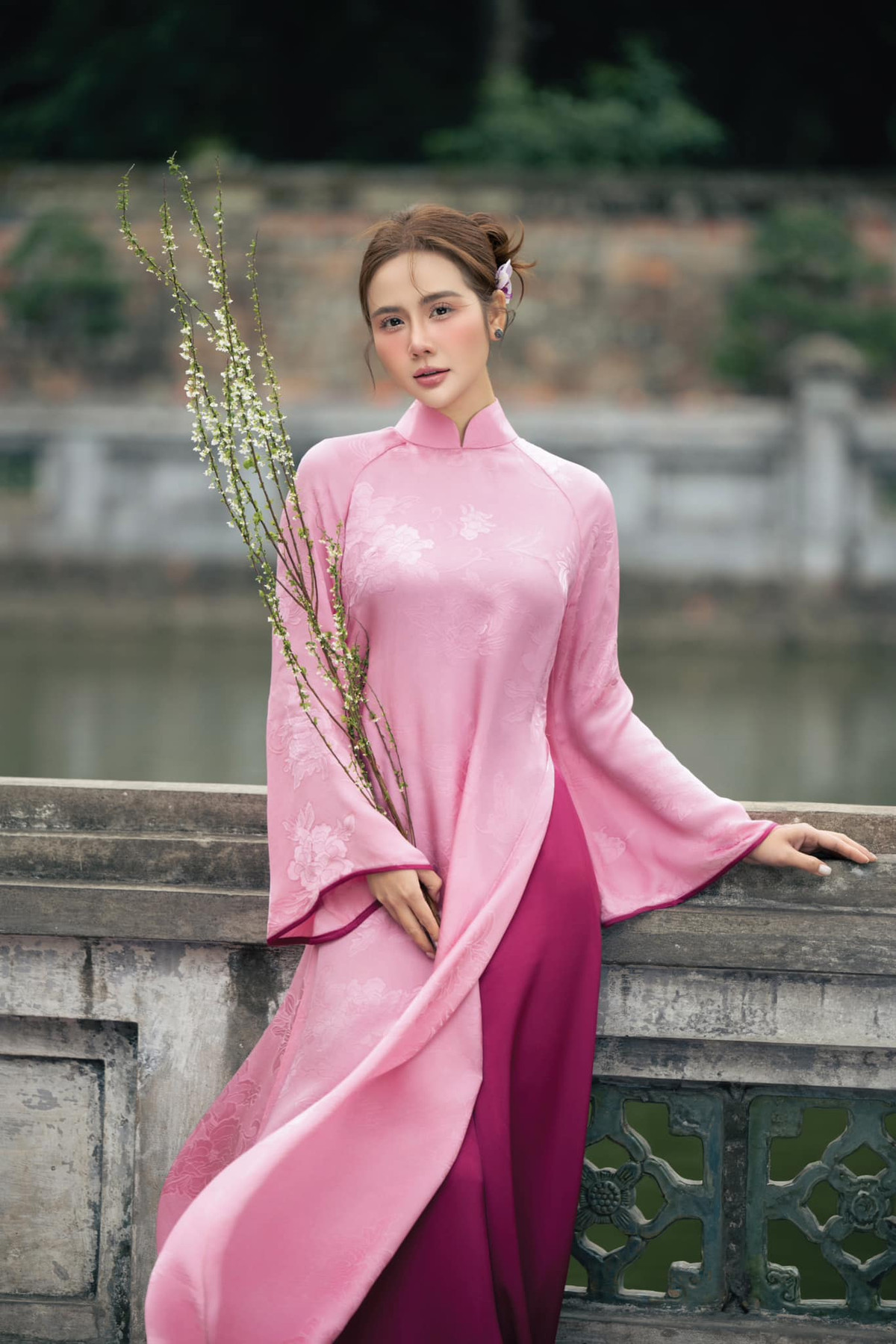 Diễn viên Huyền Lizzie mặc áo dài đi lễ đầu năm. Ảnh: FB Phan Minh Huyền